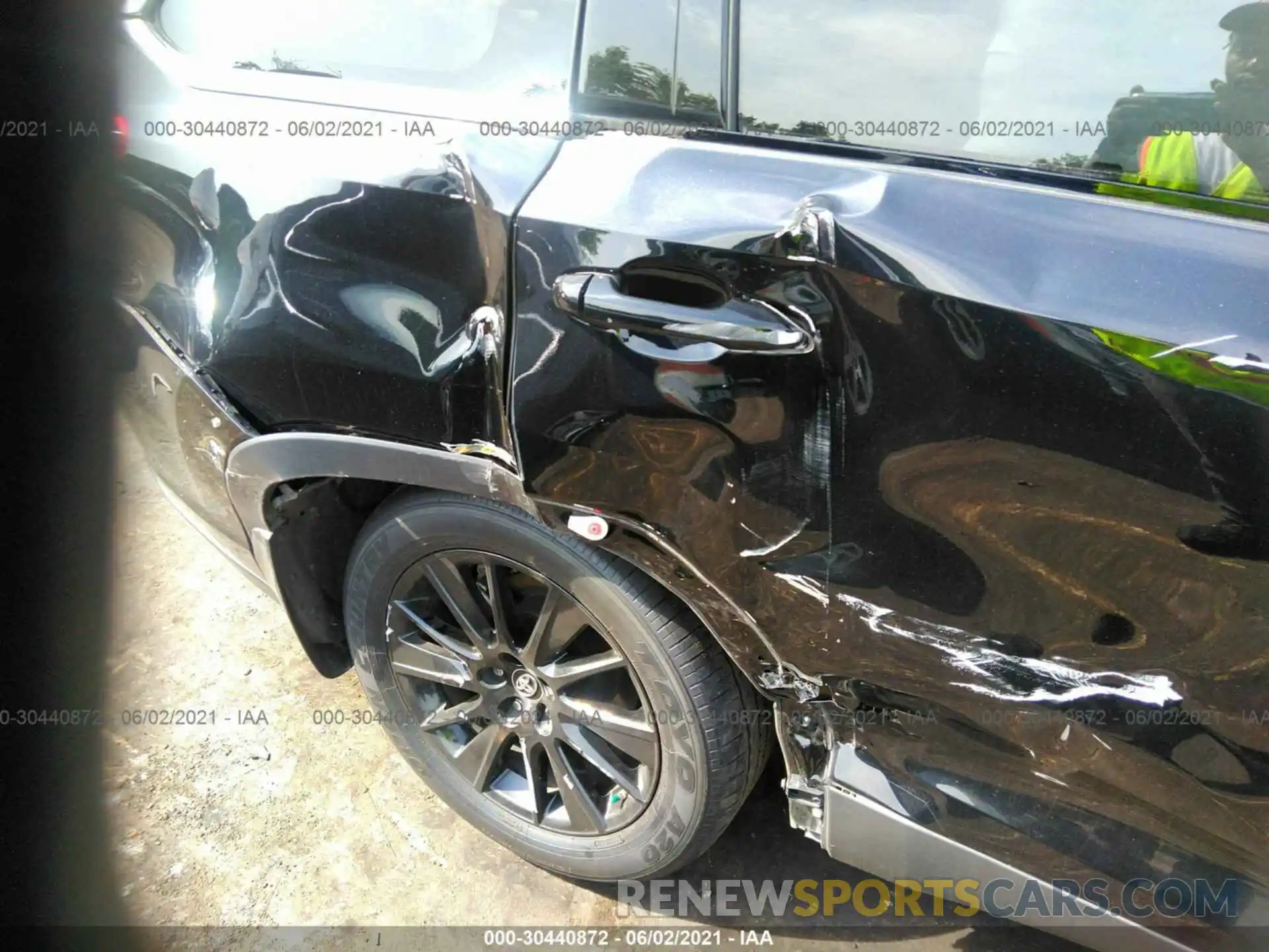 6 Photograph of a damaged car 5TDJZRFH5KS608883 TOYOTA HIGHLANDER 2019