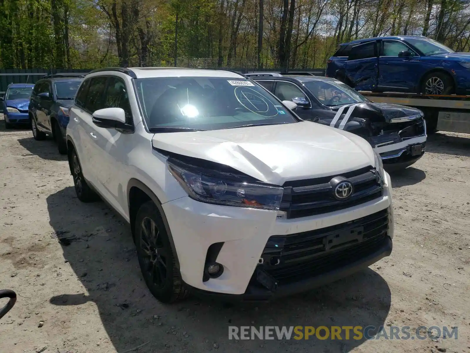 1 Photograph of a damaged car 5TDJZRFH5KS609273 TOYOTA HIGHLANDER 2019