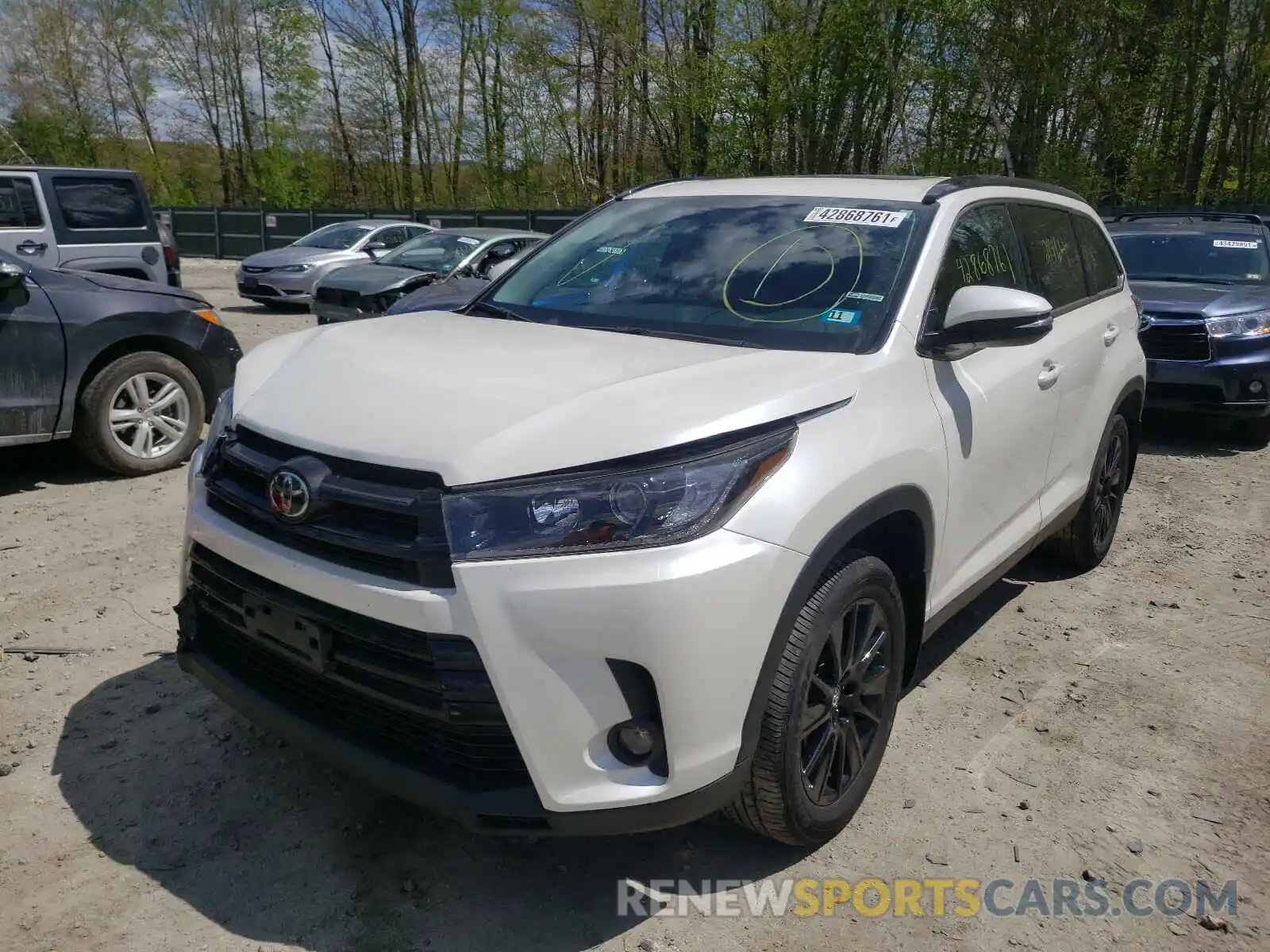 2 Photograph of a damaged car 5TDJZRFH5KS609273 TOYOTA HIGHLANDER 2019