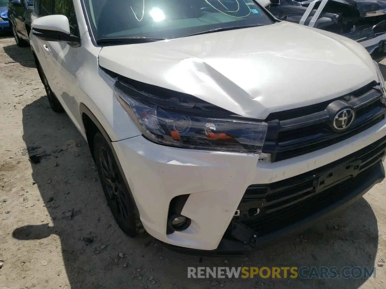 8 Photograph of a damaged car 5TDJZRFH5KS609273 TOYOTA HIGHLANDER 2019