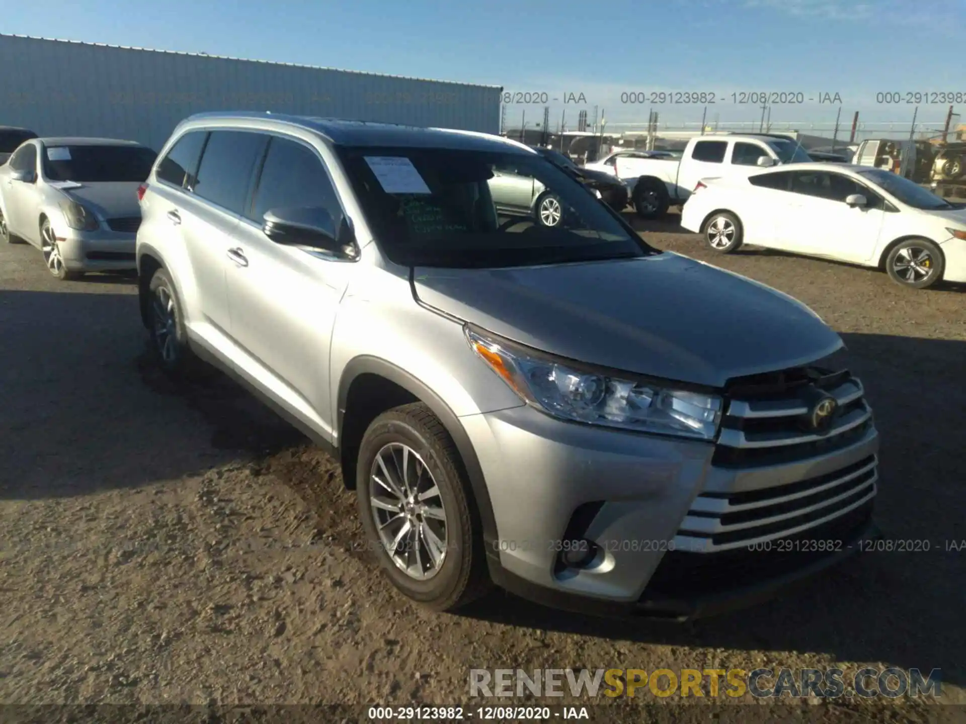 1 Photograph of a damaged car 5TDJZRFH5KS611251 TOYOTA HIGHLANDER 2019