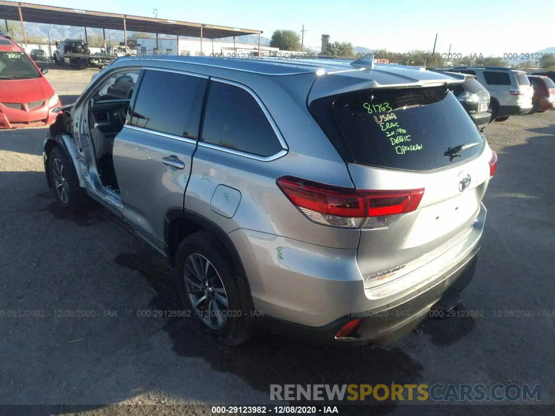 3 Photograph of a damaged car 5TDJZRFH5KS611251 TOYOTA HIGHLANDER 2019