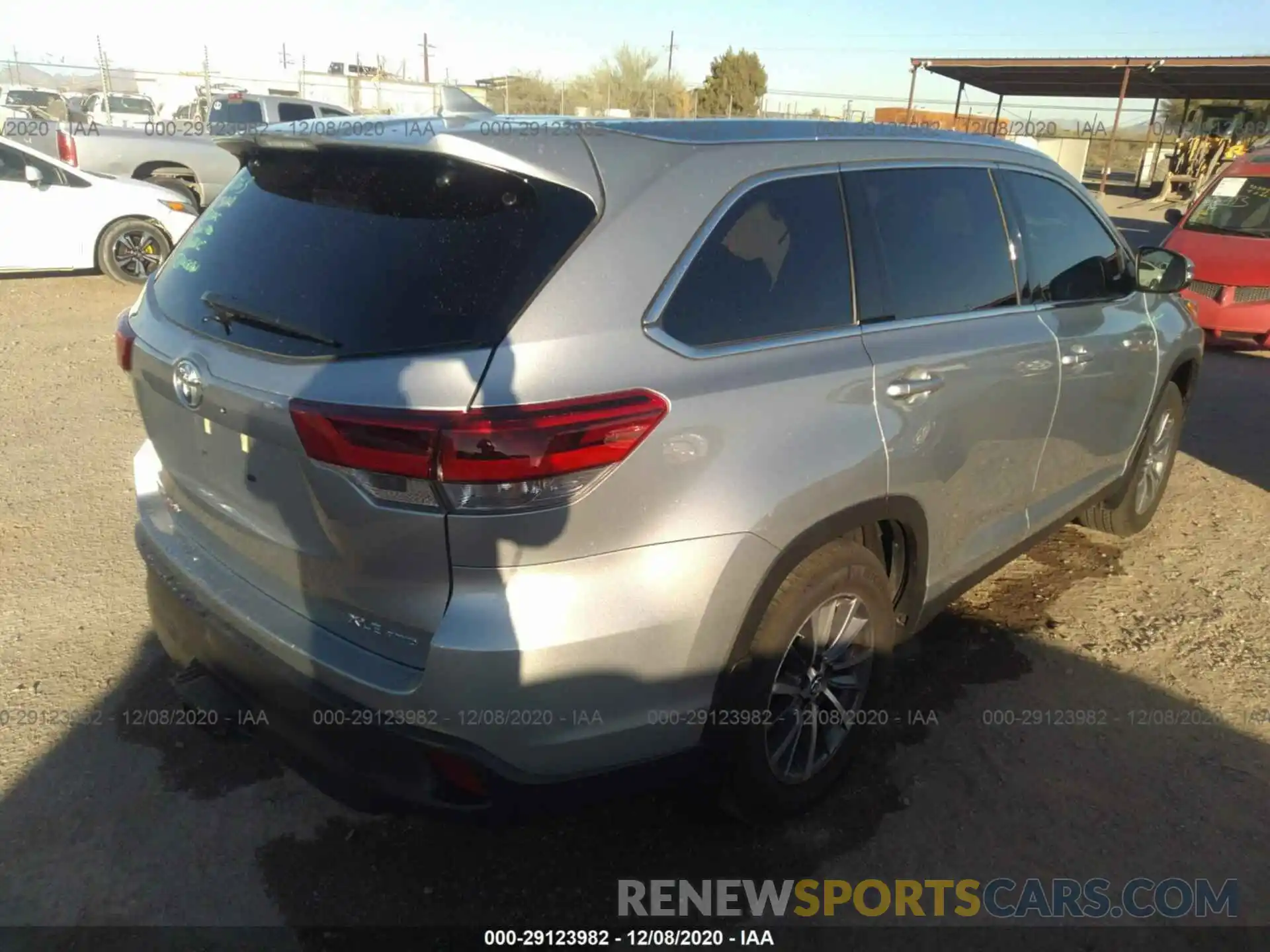 4 Photograph of a damaged car 5TDJZRFH5KS611251 TOYOTA HIGHLANDER 2019