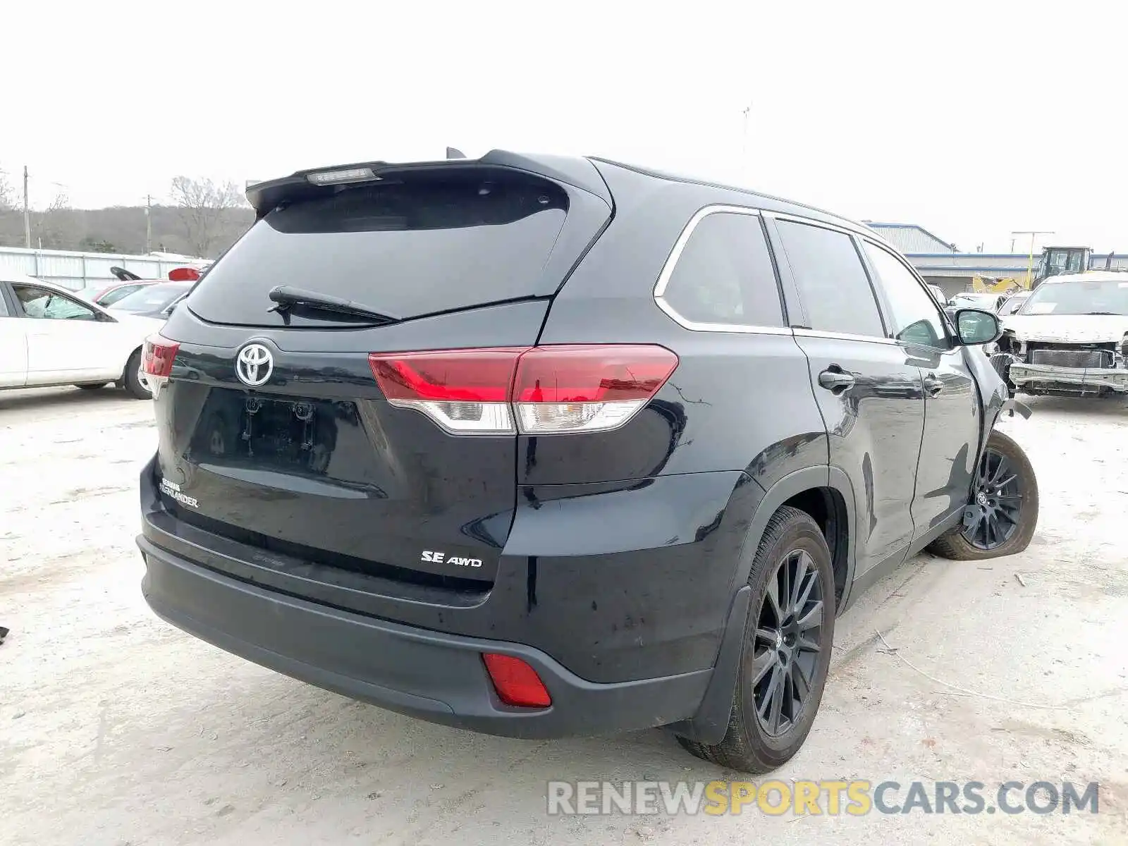 4 Photograph of a damaged car 5TDJZRFH5KS612321 TOYOTA HIGHLANDER 2019