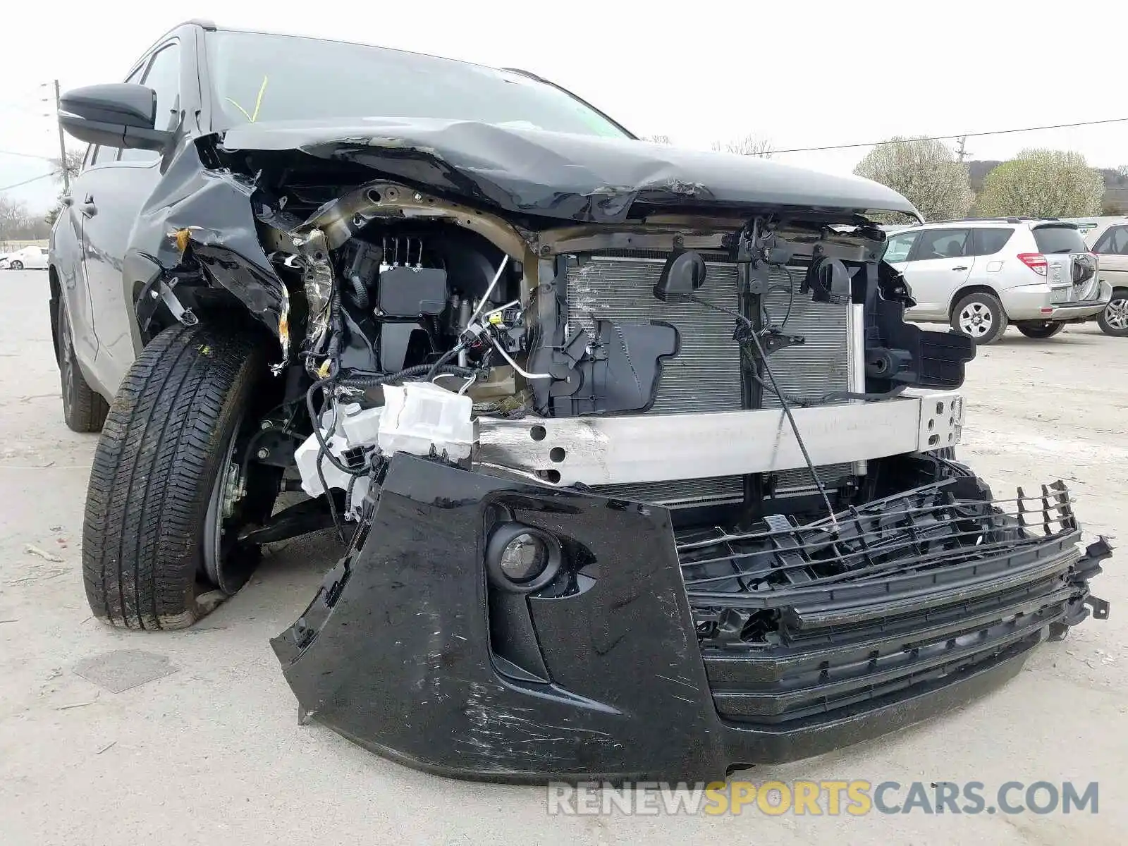 9 Photograph of a damaged car 5TDJZRFH5KS612321 TOYOTA HIGHLANDER 2019