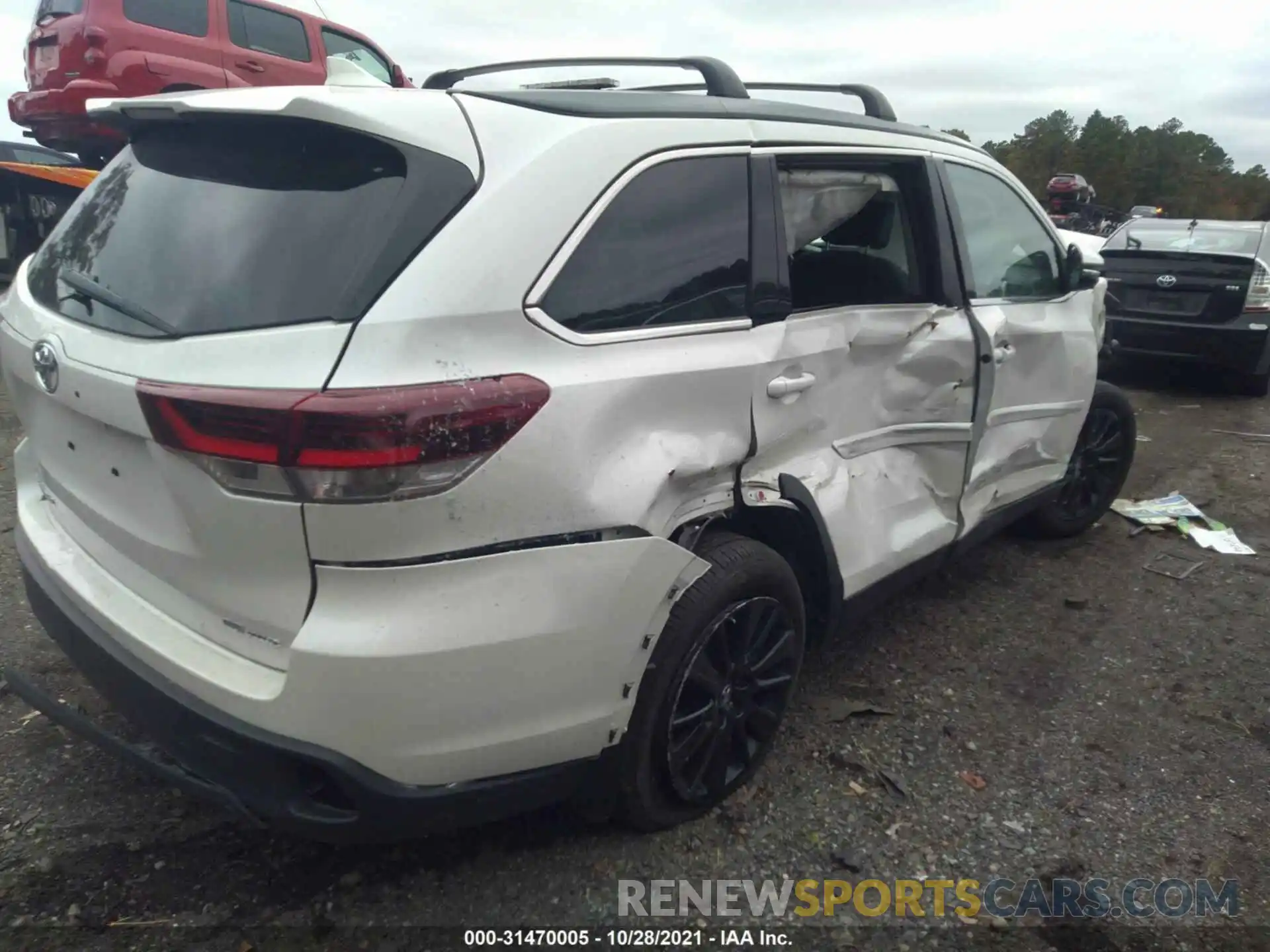 4 Photograph of a damaged car 5TDJZRFH5KS613033 TOYOTA HIGHLANDER 2019