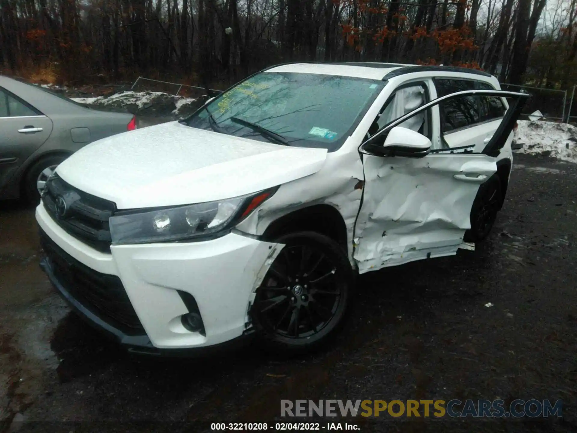 2 Photograph of a damaged car 5TDJZRFH5KS613761 TOYOTA HIGHLANDER 2019