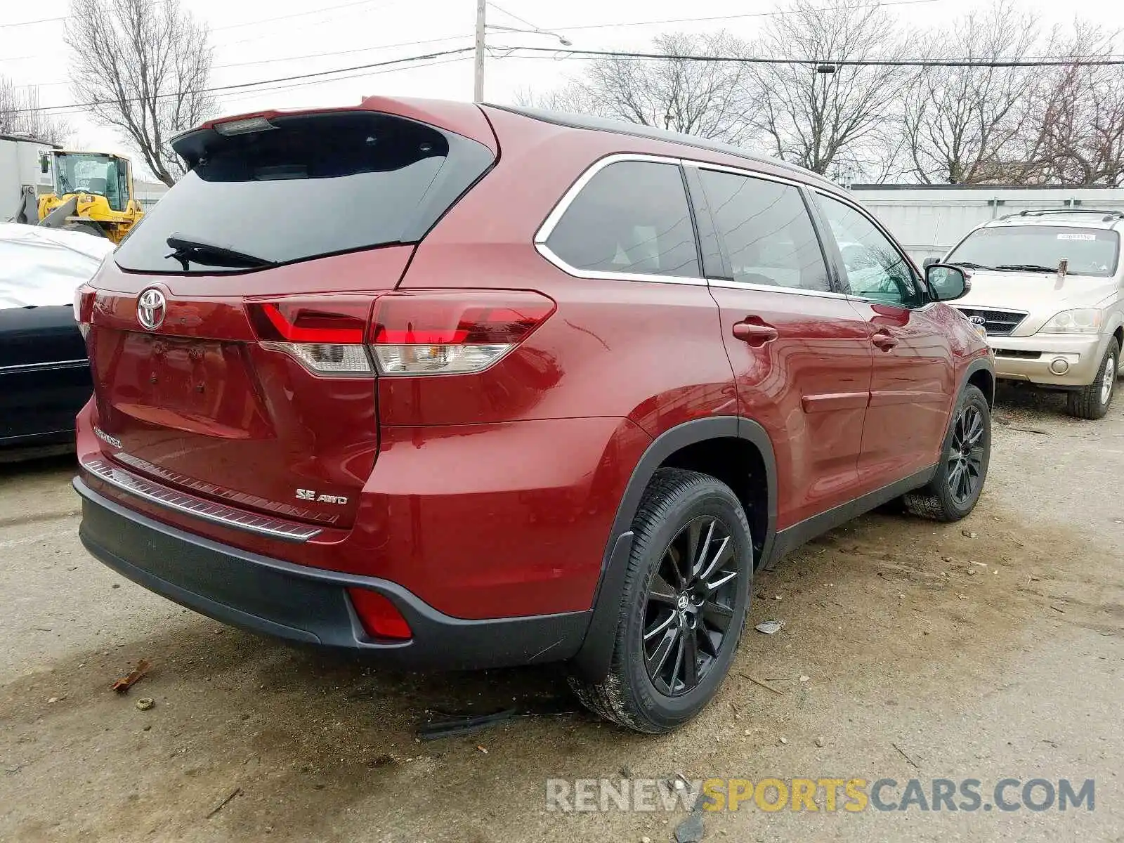 4 Photograph of a damaged car 5TDJZRFH5KS614795 TOYOTA HIGHLANDER 2019