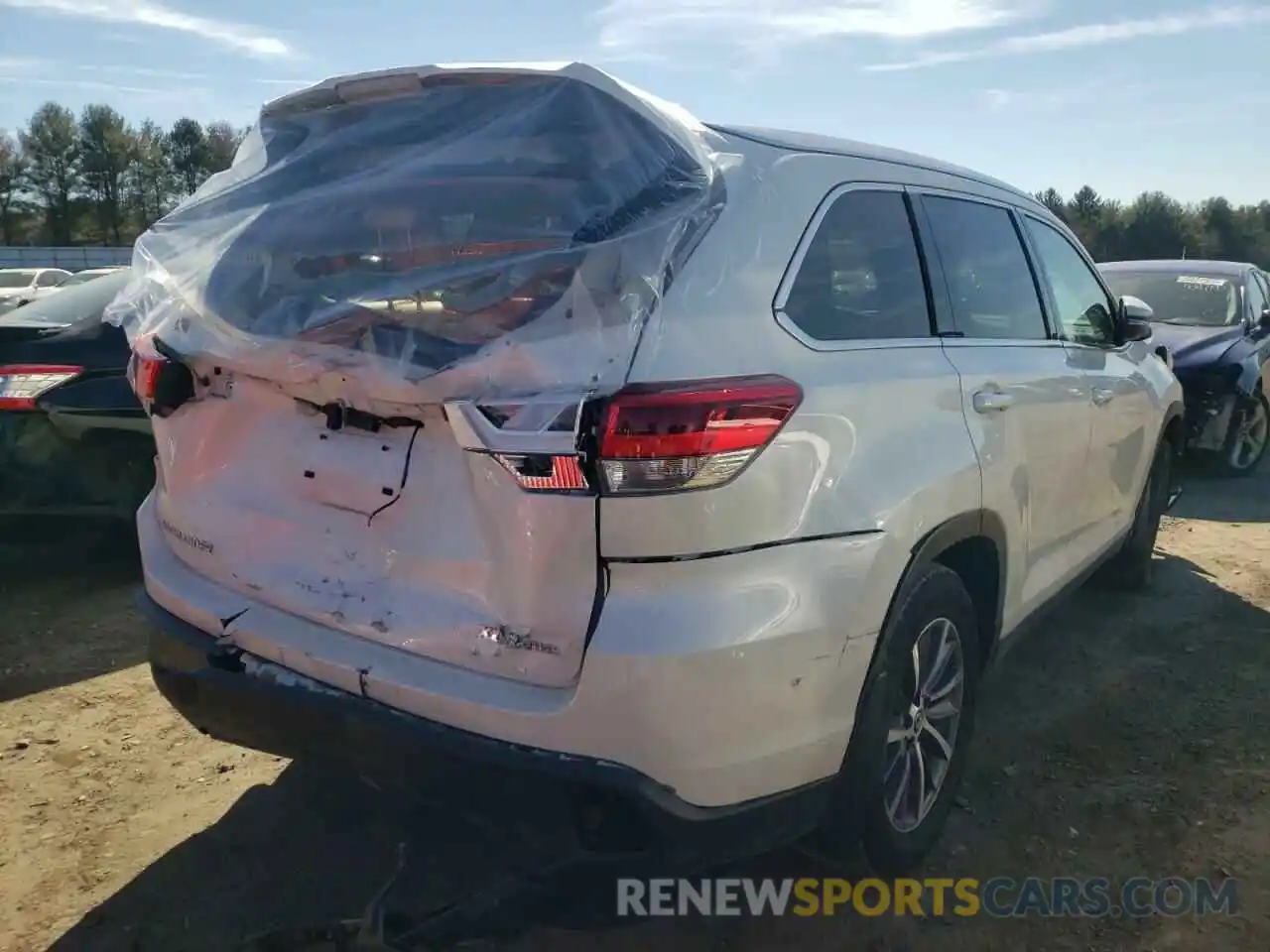 4 Photograph of a damaged car 5TDJZRFH5KS618166 TOYOTA HIGHLANDER 2019