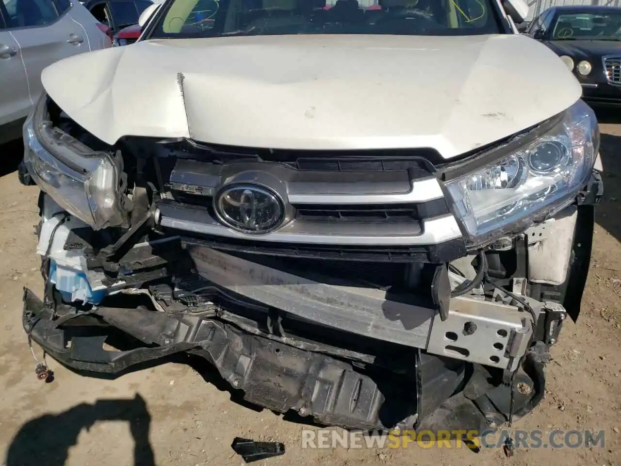 9 Photograph of a damaged car 5TDJZRFH5KS618166 TOYOTA HIGHLANDER 2019