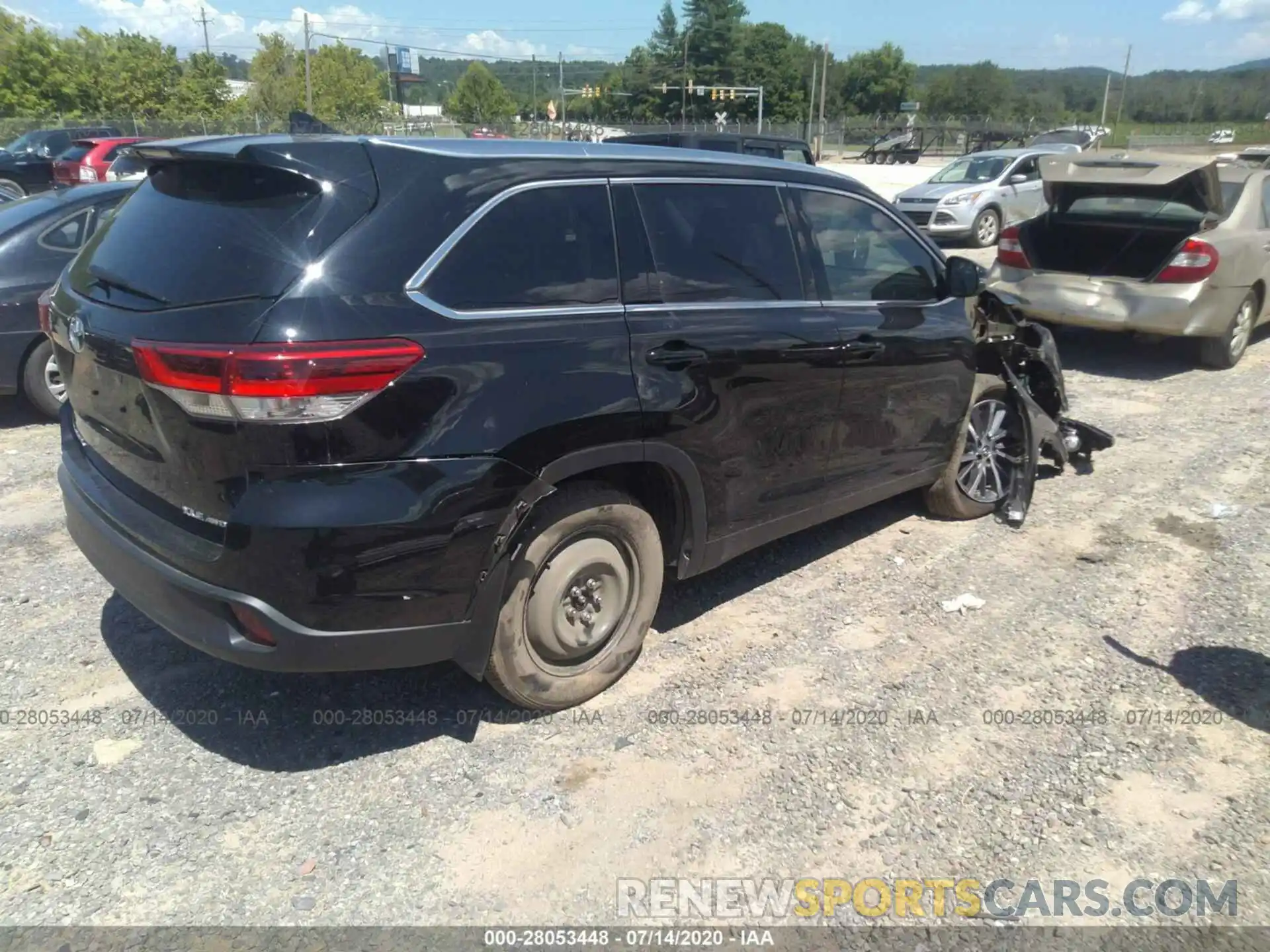 4 Photograph of a damaged car 5TDJZRFH5KS619172 TOYOTA HIGHLANDER 2019