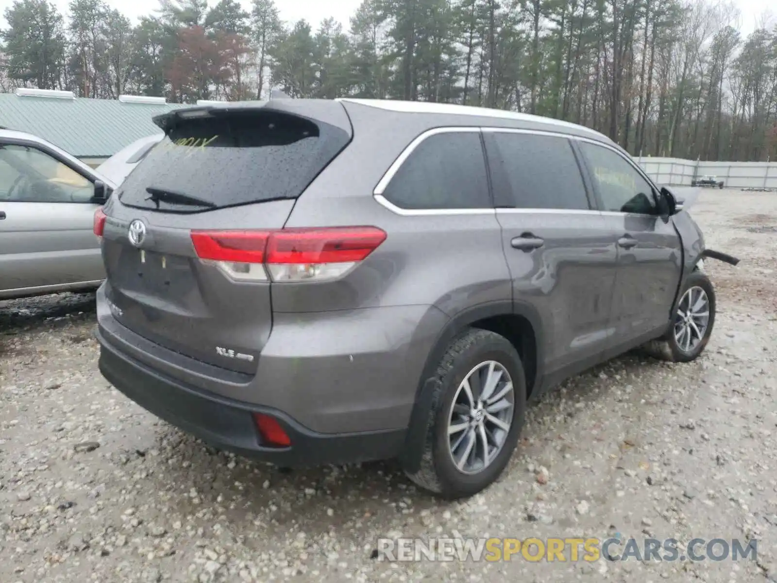 4 Photograph of a damaged car 5TDJZRFH5KS621357 TOYOTA HIGHLANDER 2019