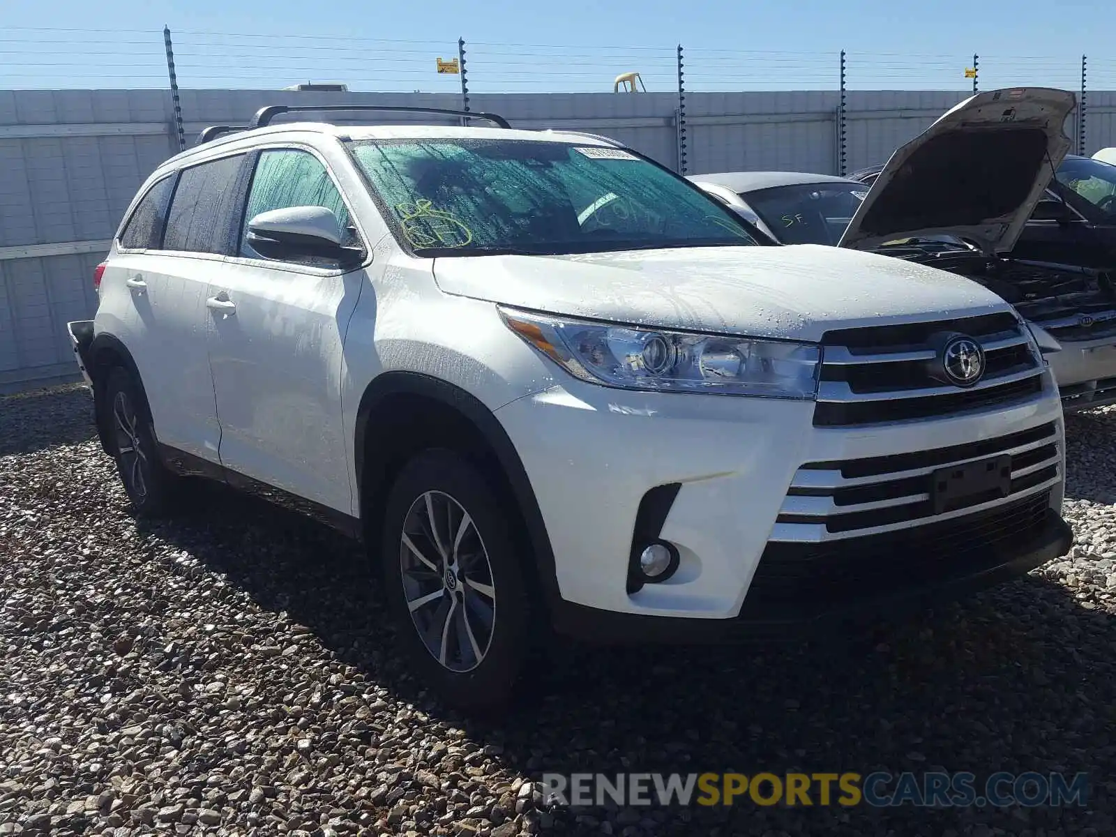 1 Photograph of a damaged car 5TDJZRFH5KS621570 TOYOTA HIGHLANDER 2019