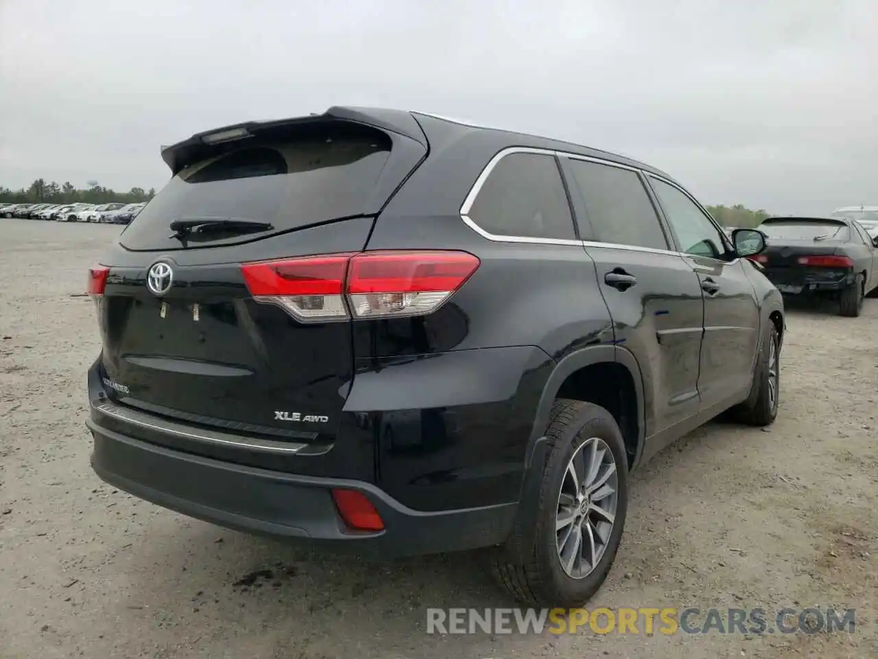 4 Photograph of a damaged car 5TDJZRFH5KS625912 TOYOTA HIGHLANDER 2019