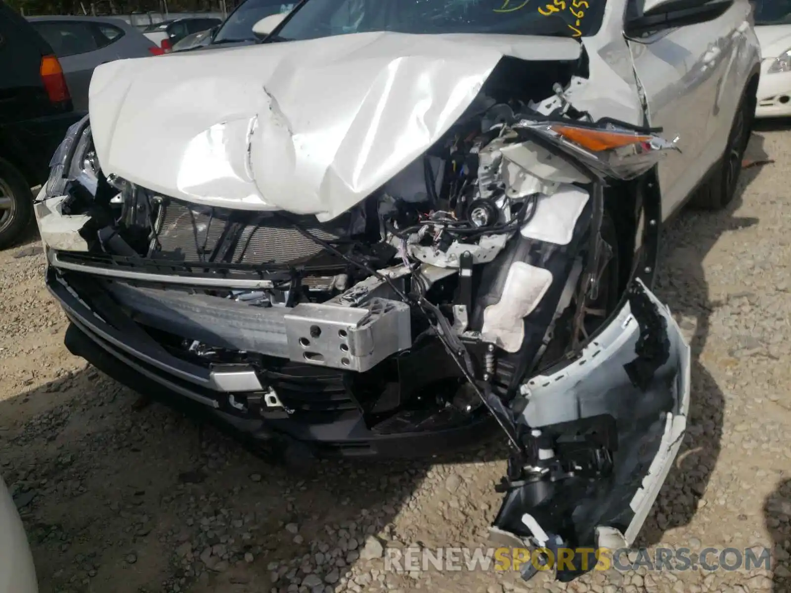 9 Photograph of a damaged car 5TDJZRFH5KS626509 TOYOTA HIGHLANDER 2019