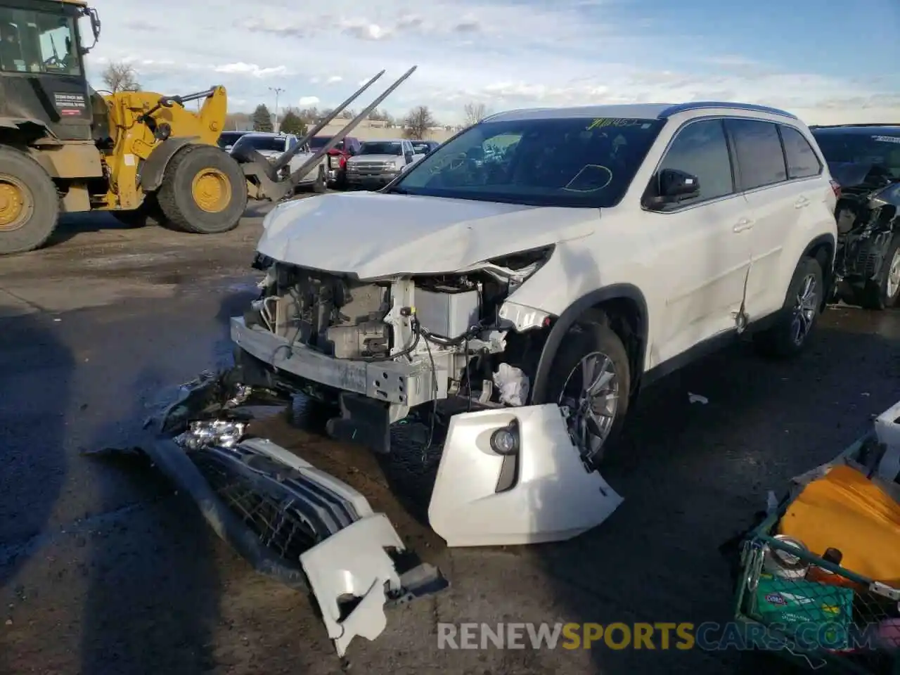 2 Photograph of a damaged car 5TDJZRFH5KS627028 TOYOTA HIGHLANDER 2019