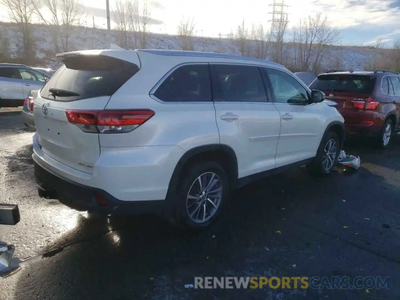 4 Photograph of a damaged car 5TDJZRFH5KS627028 TOYOTA HIGHLANDER 2019