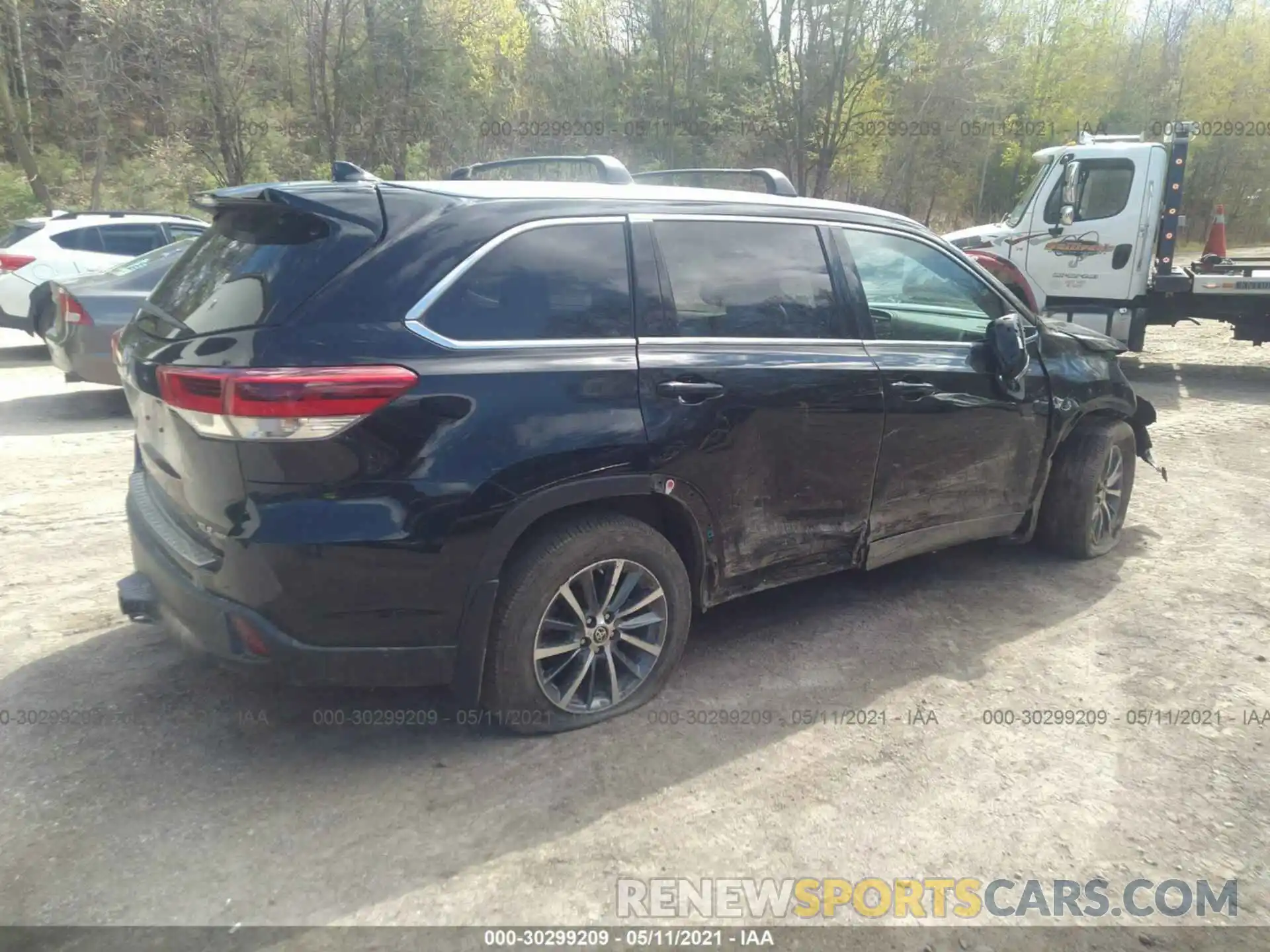 4 Photograph of a damaged car 5TDJZRFH5KS627563 TOYOTA HIGHLANDER 2019