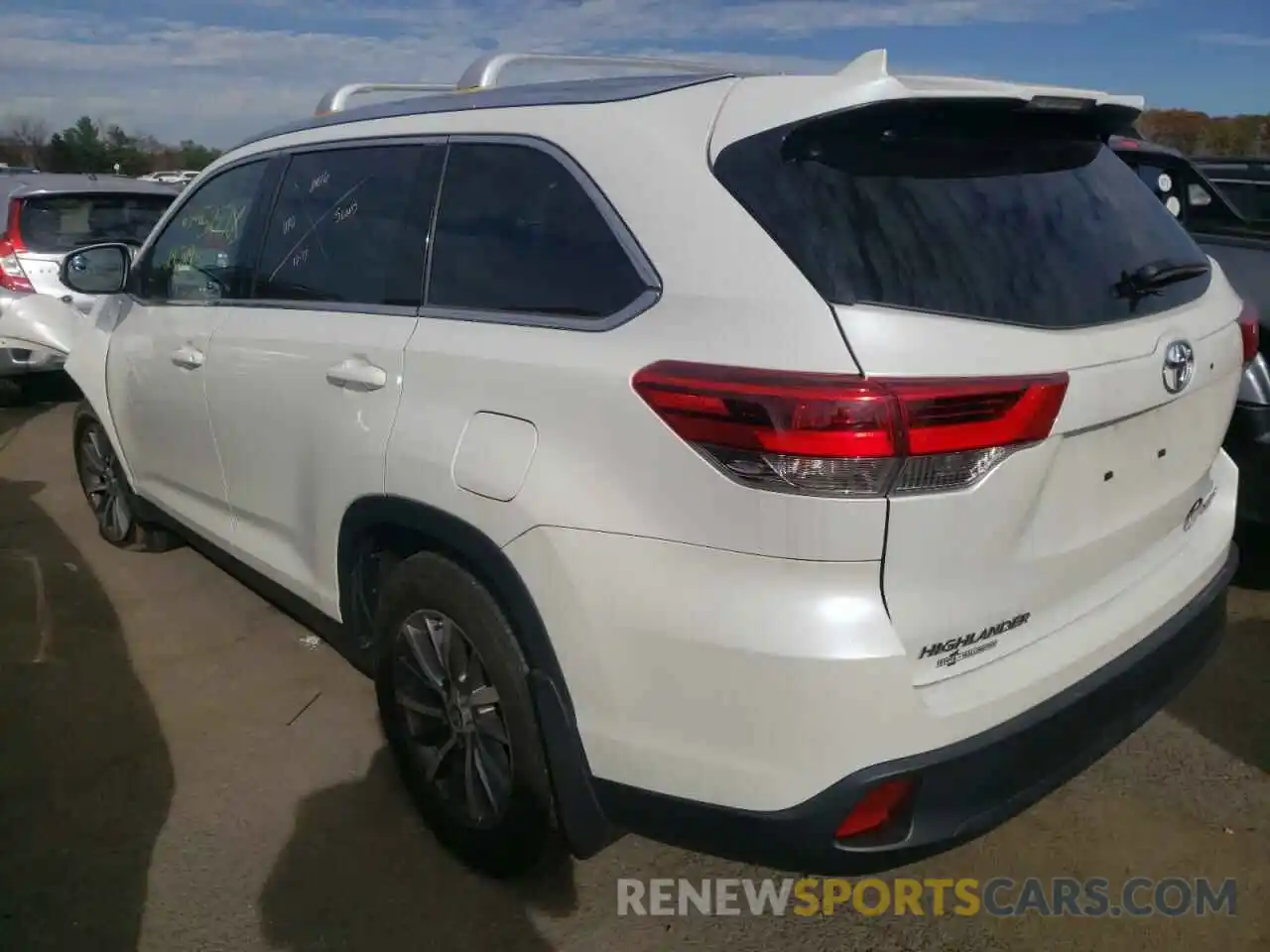 3 Photograph of a damaged car 5TDJZRFH5KS628650 TOYOTA HIGHLANDER 2019