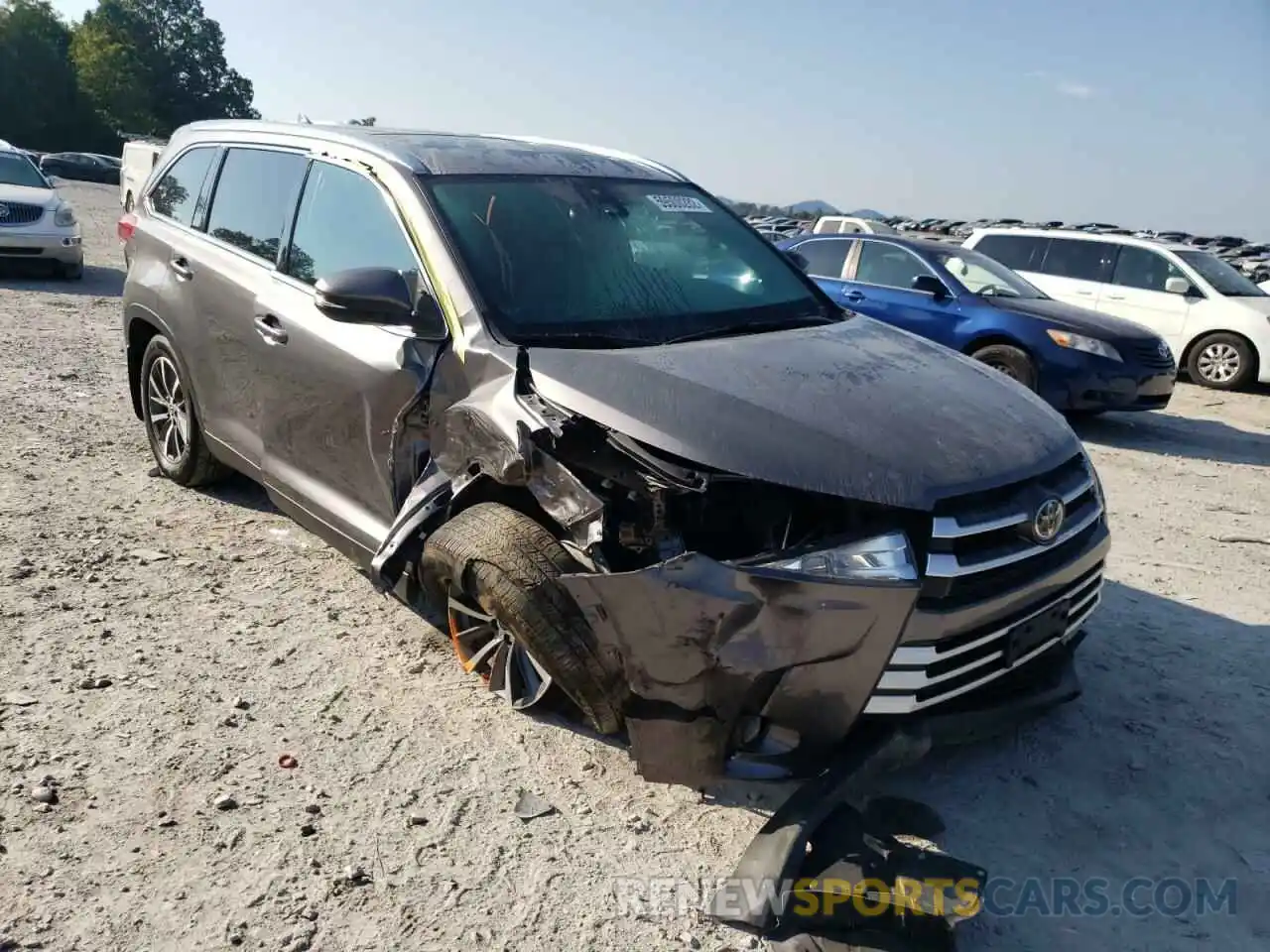 1 Photograph of a damaged car 5TDJZRFH5KS704030 TOYOTA HIGHLANDER 2019