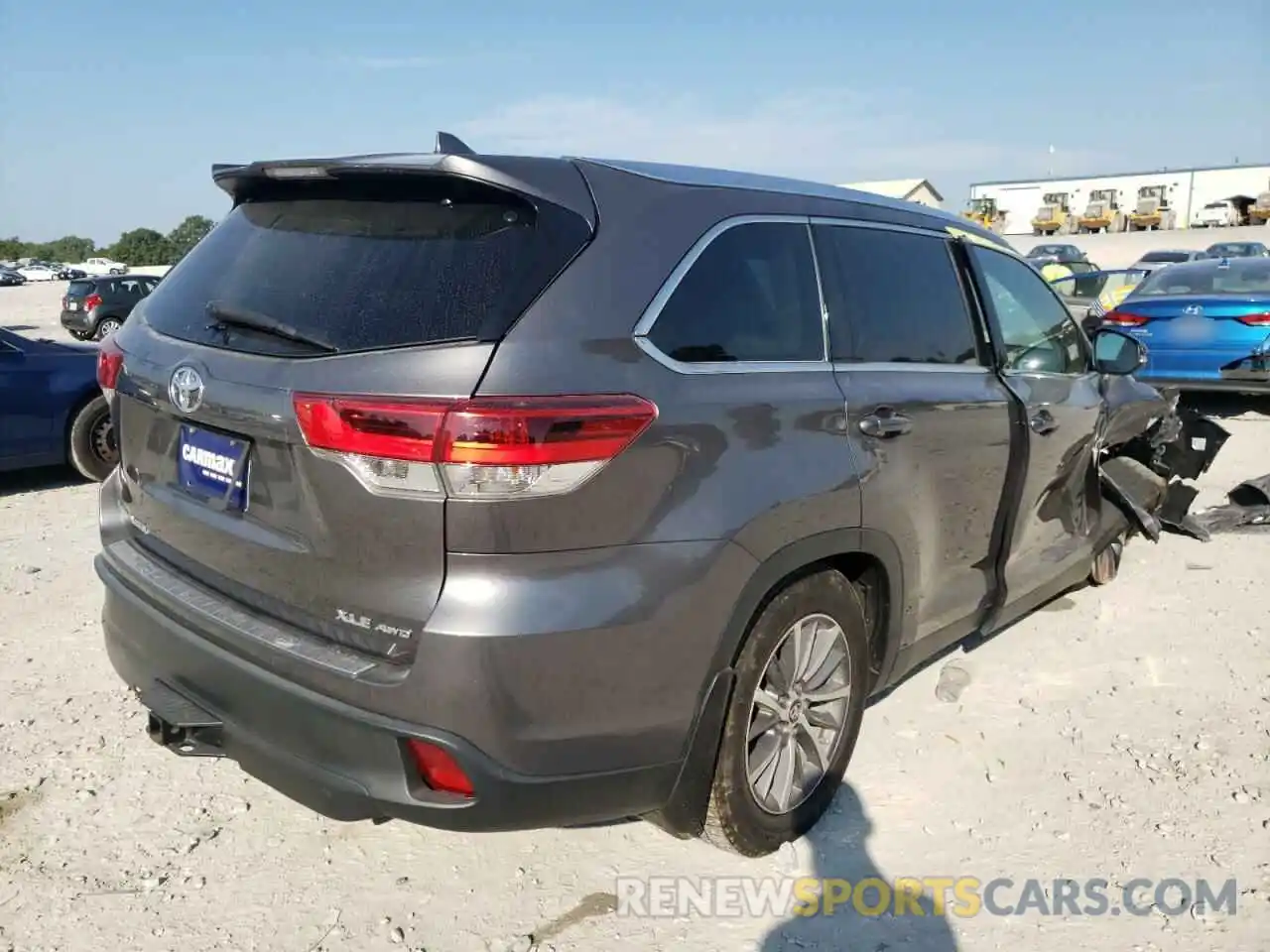 4 Photograph of a damaged car 5TDJZRFH5KS704030 TOYOTA HIGHLANDER 2019