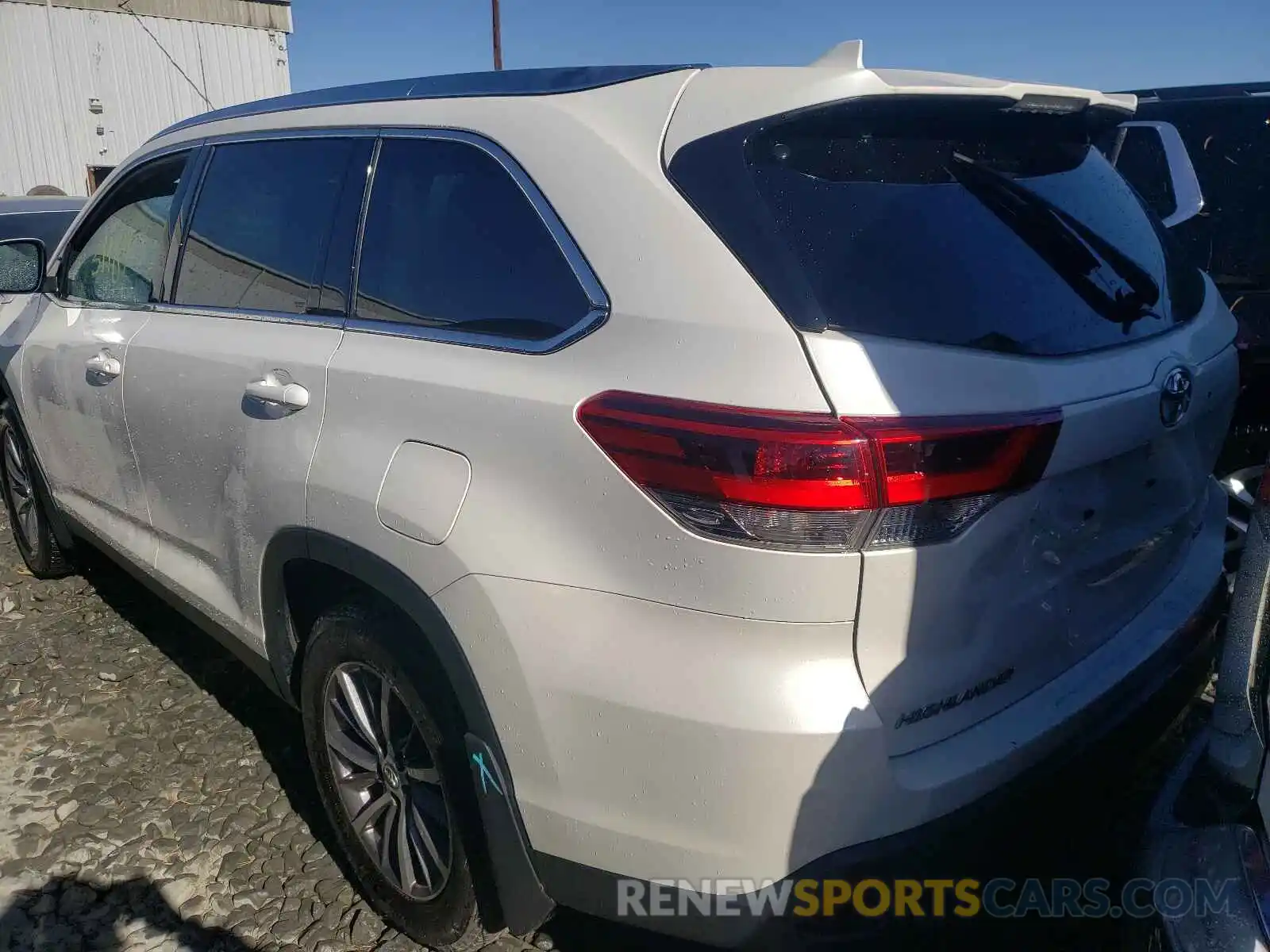 3 Photograph of a damaged car 5TDJZRFH5KS731907 TOYOTA HIGHLANDER 2019