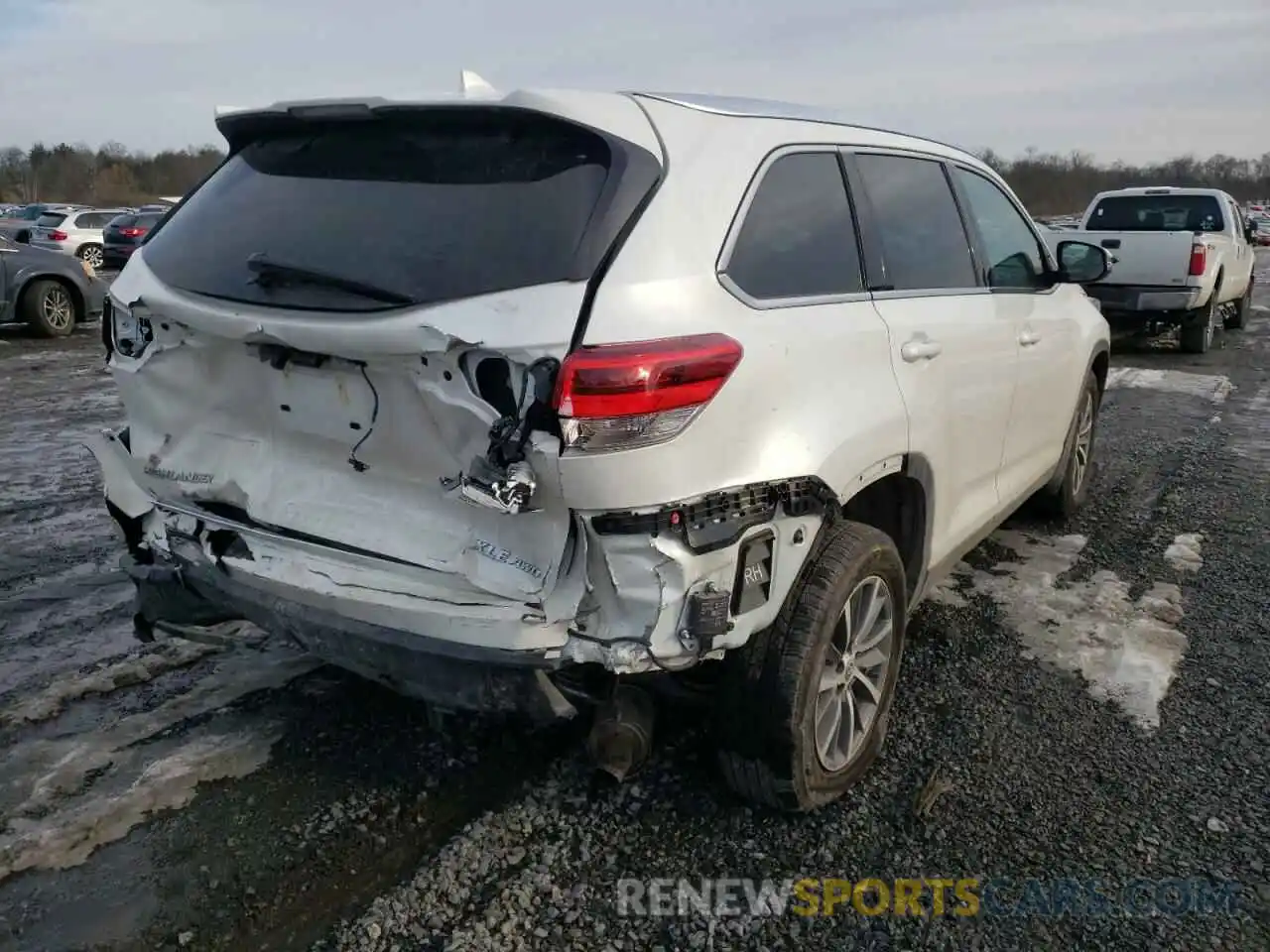 4 Photograph of a damaged car 5TDJZRFH5KS734094 TOYOTA HIGHLANDER 2019