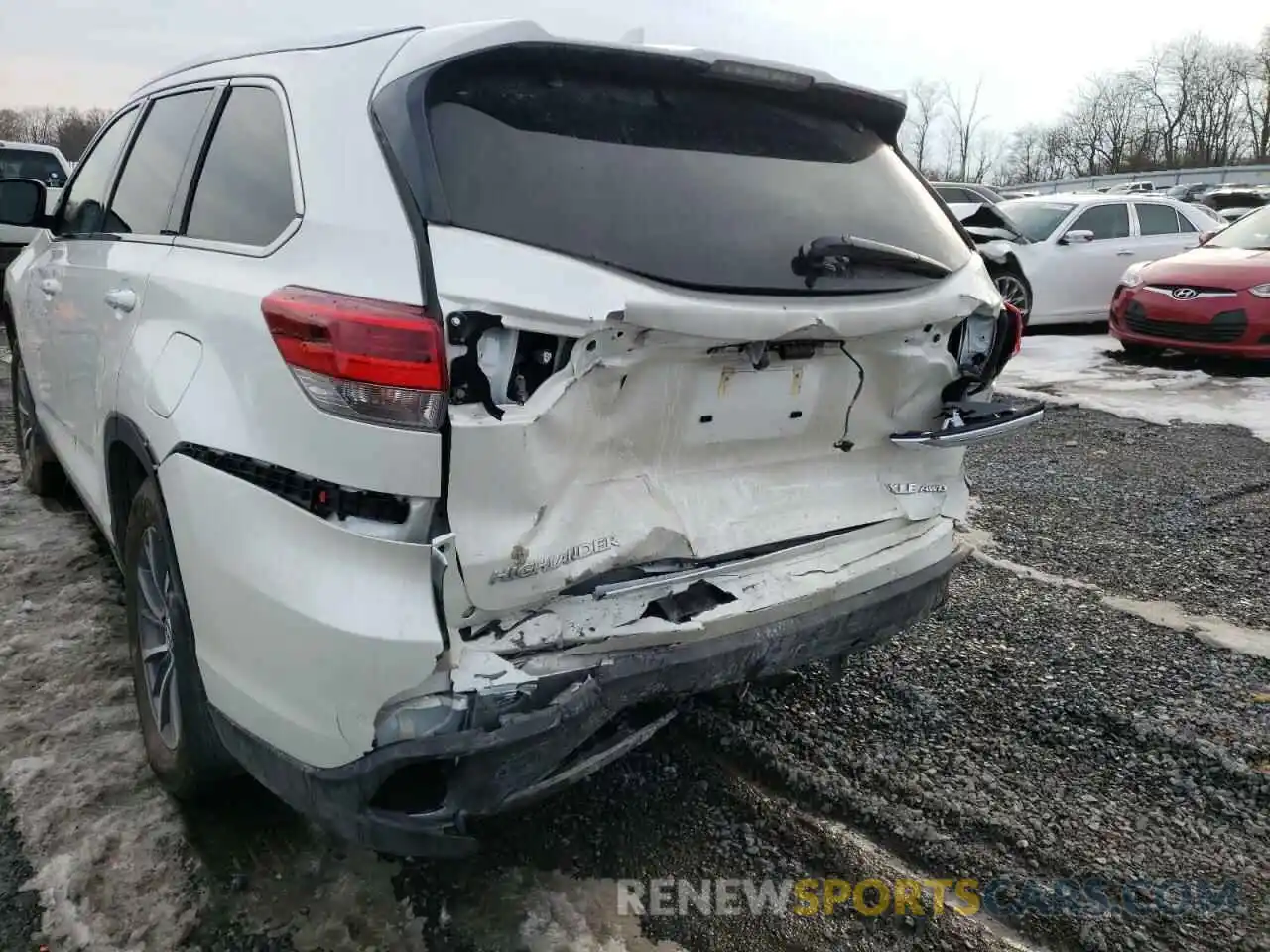 9 Photograph of a damaged car 5TDJZRFH5KS734094 TOYOTA HIGHLANDER 2019