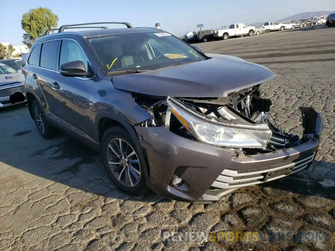 1 Photograph of a damaged car 5TDJZRFH5KS747587 TOYOTA HIGHLANDER 2019