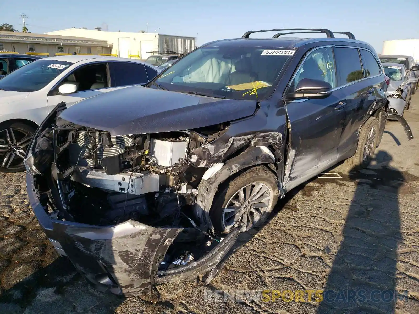 2 Photograph of a damaged car 5TDJZRFH5KS747587 TOYOTA HIGHLANDER 2019