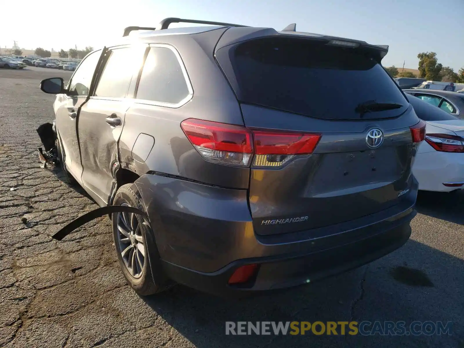 3 Photograph of a damaged car 5TDJZRFH5KS747587 TOYOTA HIGHLANDER 2019