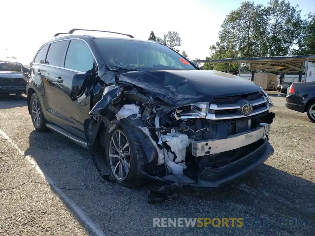 1 Photograph of a damaged car 5TDJZRFH5KS918113 TOYOTA HIGHLANDER 2019