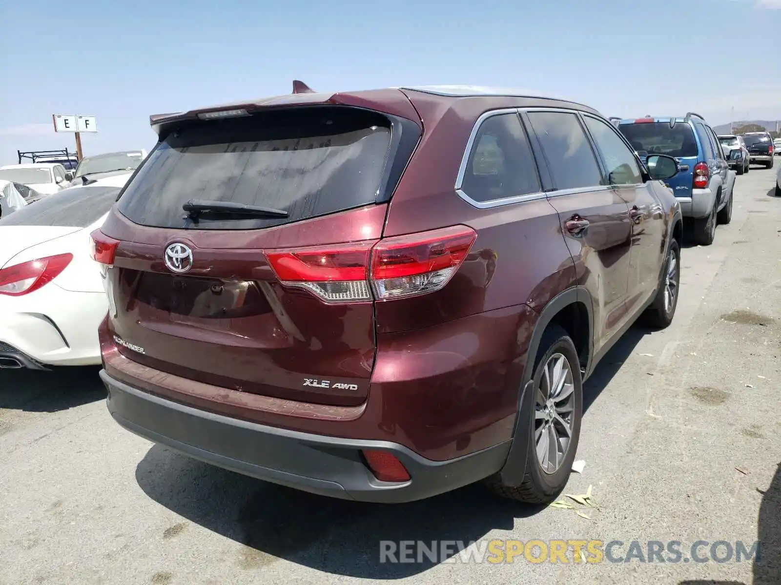 4 Photograph of a damaged car 5TDJZRFH5KS919519 TOYOTA HIGHLANDER 2019