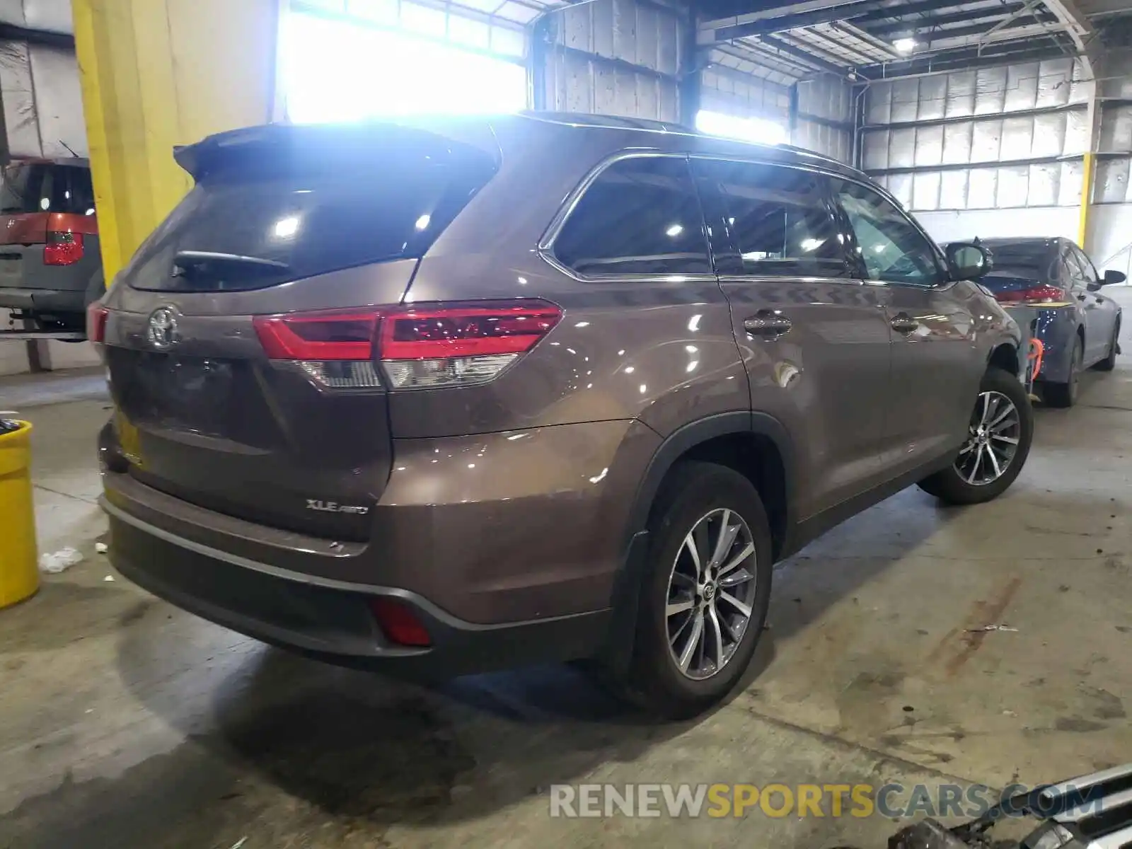 4 Photograph of a damaged car 5TDJZRFH5KS922534 TOYOTA HIGHLANDER 2019