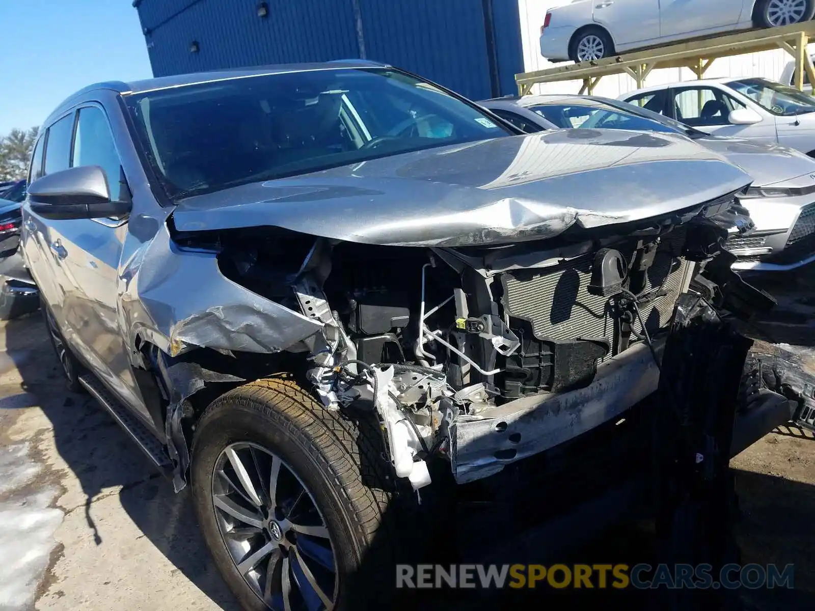 1 Photograph of a damaged car 5TDJZRFH5KS929872 TOYOTA HIGHLANDER 2019