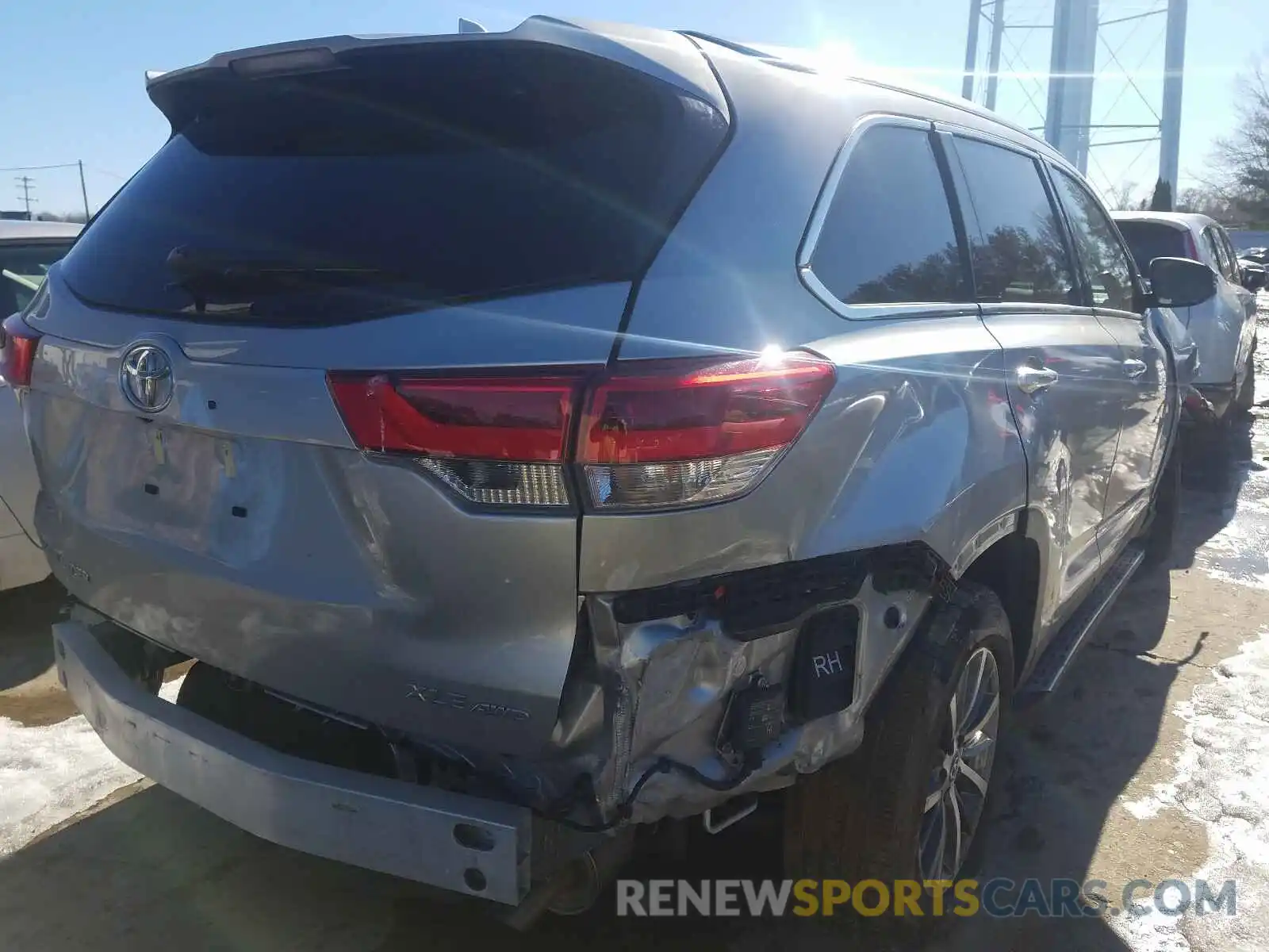 4 Photograph of a damaged car 5TDJZRFH5KS929872 TOYOTA HIGHLANDER 2019