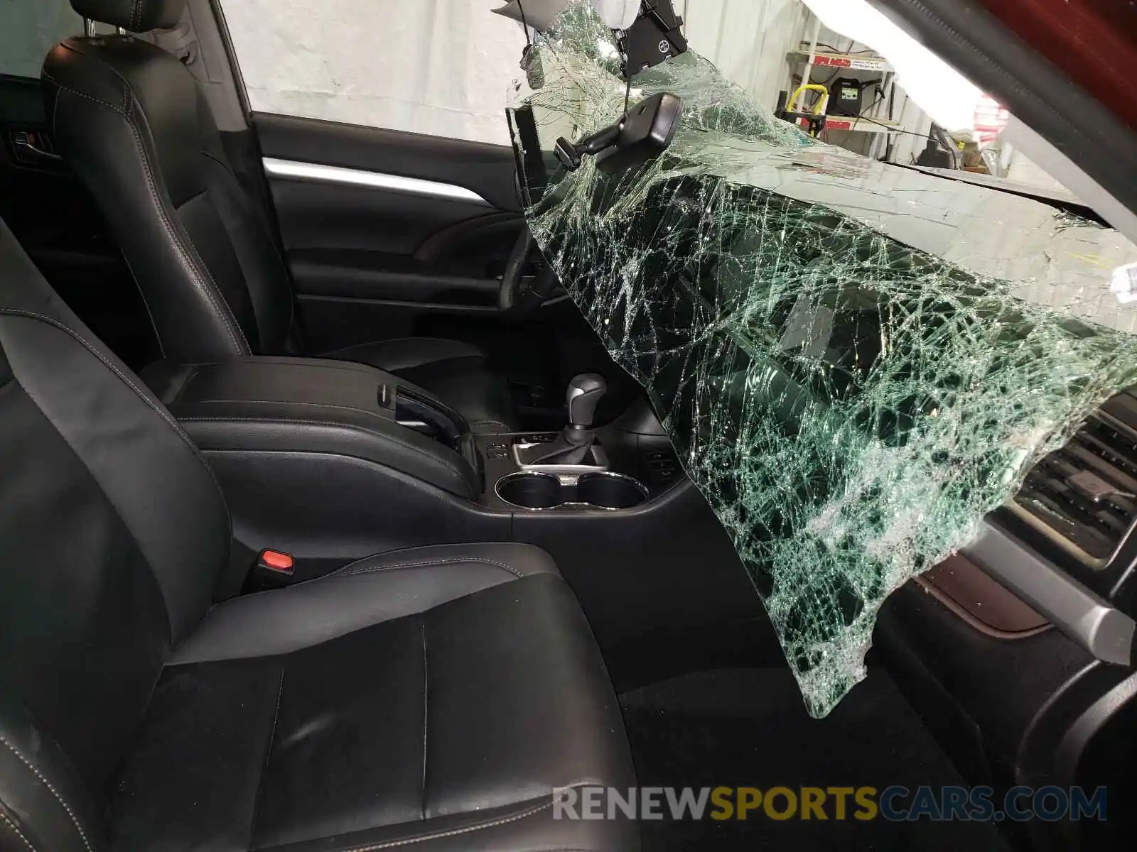 5 Photograph of a damaged car 5TDJZRFH5KS931105 TOYOTA HIGHLANDER 2019