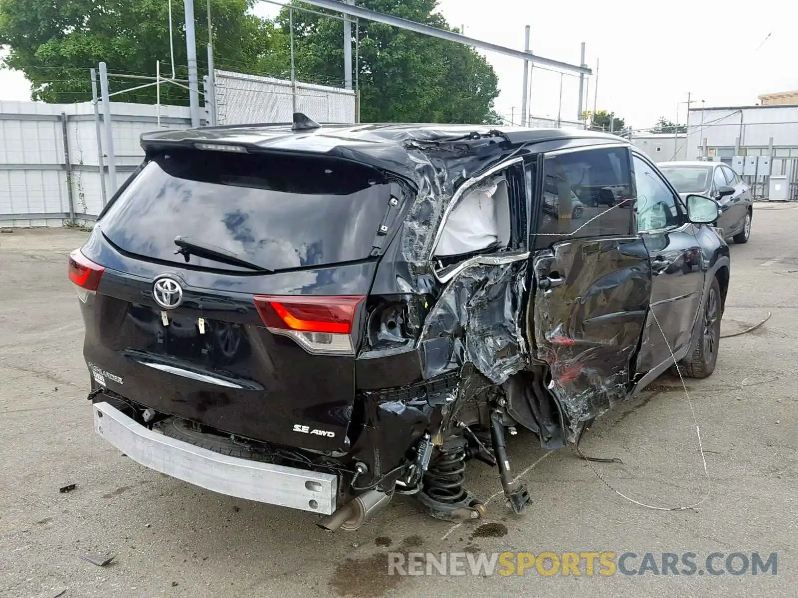 4 Photograph of a damaged car 5TDJZRFH5KS932223 TOYOTA HIGHLANDER 2019