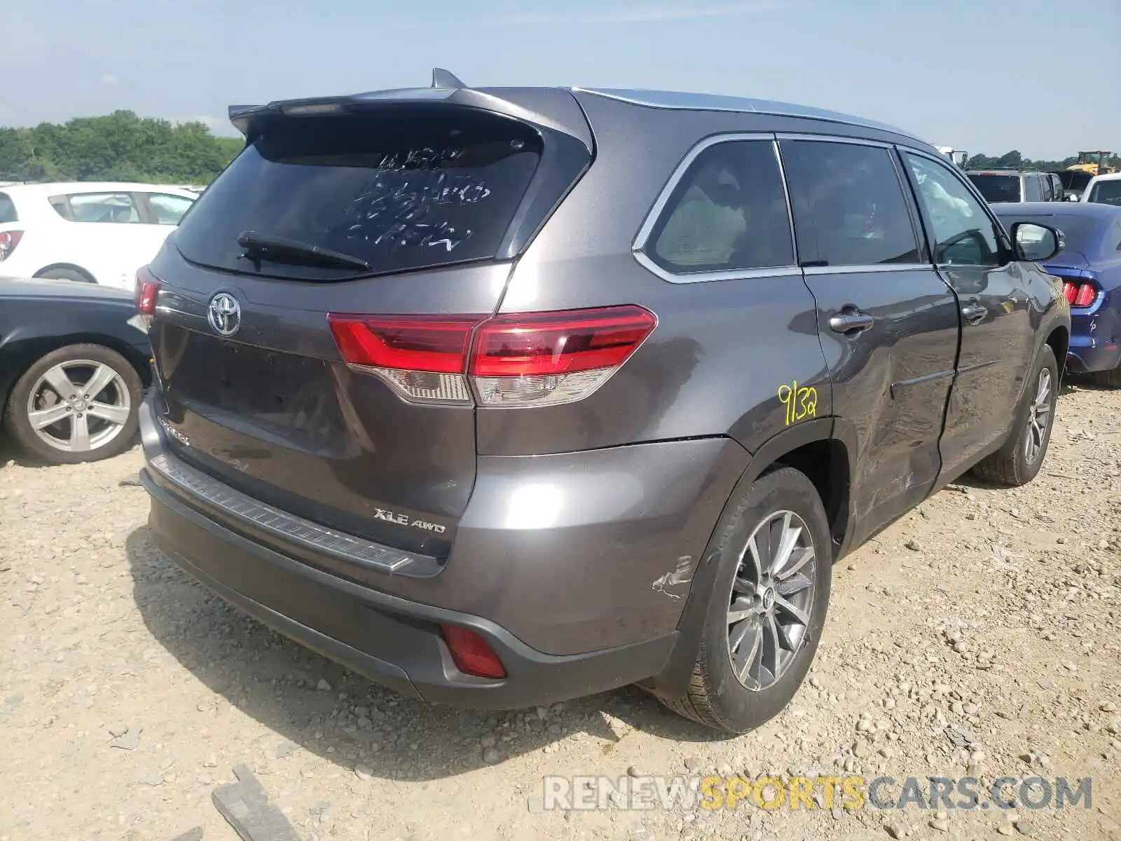 4 Photograph of a damaged car 5TDJZRFH5KS936790 TOYOTA HIGHLANDER 2019