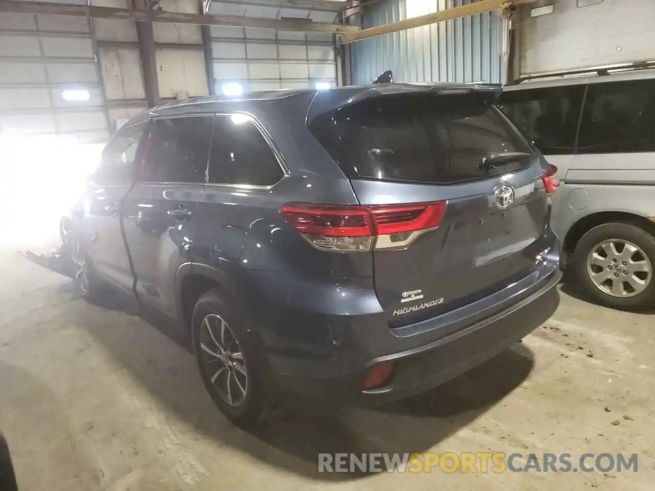 3 Photograph of a damaged car 5TDJZRFH5KS938300 TOYOTA HIGHLANDER 2019