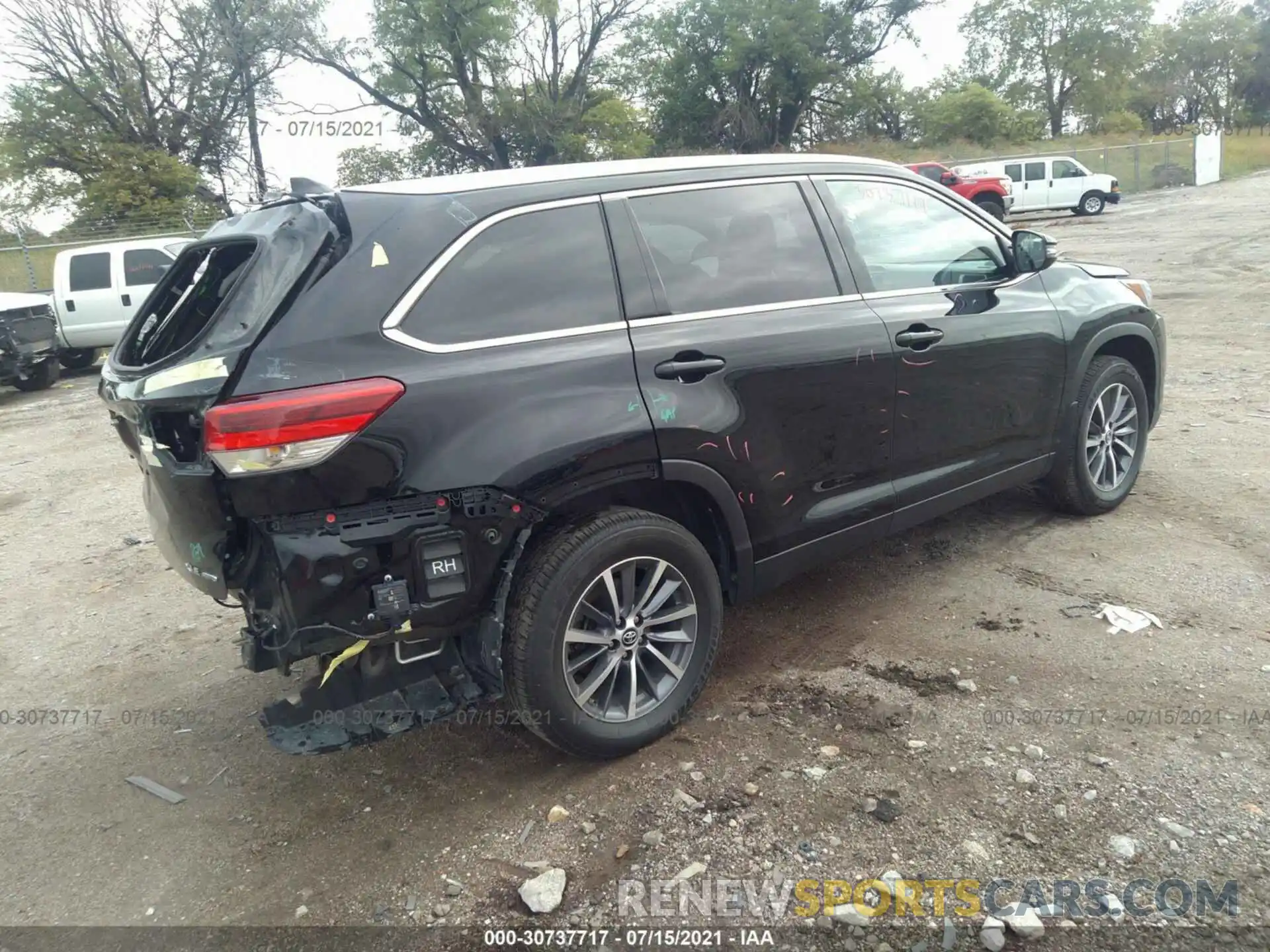 4 Photograph of a damaged car 5TDJZRFH5KS947644 TOYOTA HIGHLANDER 2019