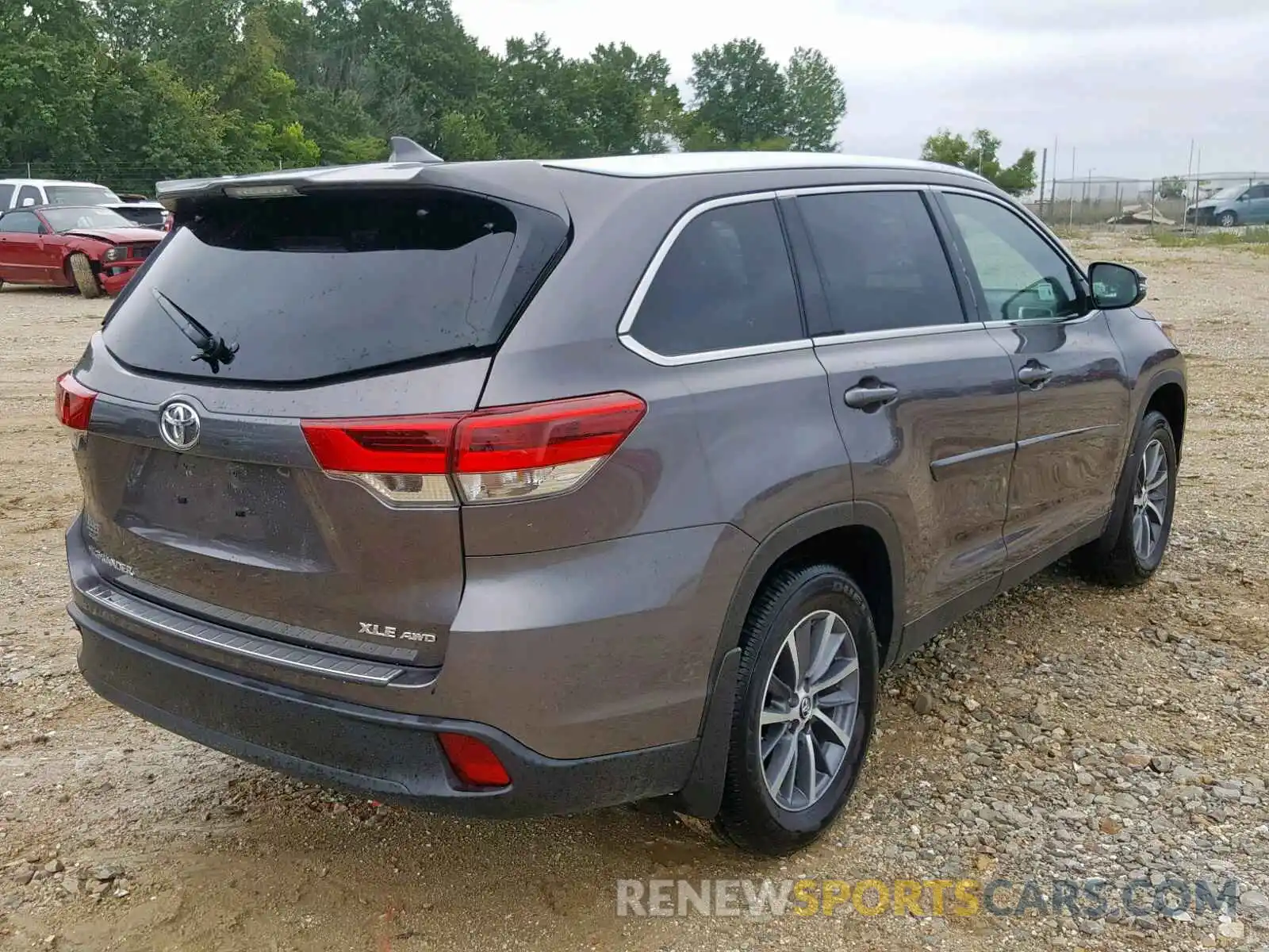 4 Photograph of a damaged car 5TDJZRFH5KS950849 TOYOTA HIGHLANDER 2019