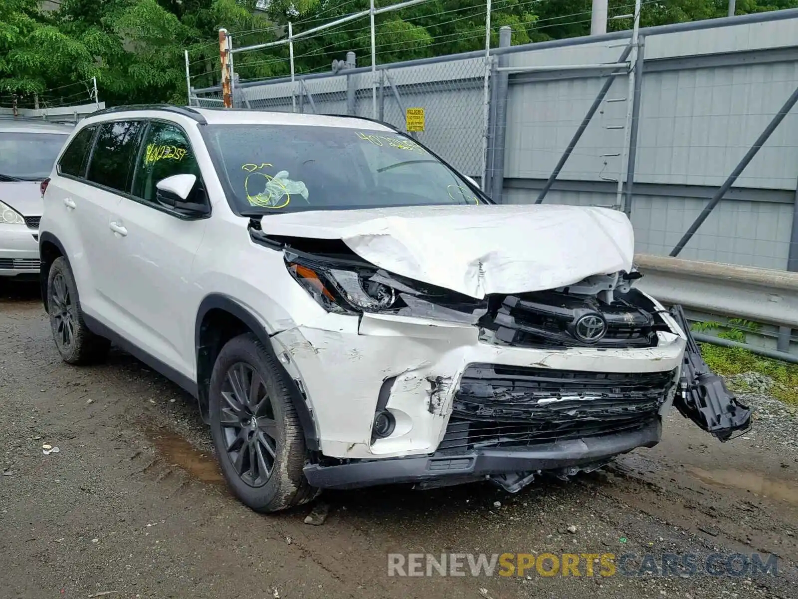 1 Photograph of a damaged car 5TDJZRFH5KS951922 TOYOTA HIGHLANDER 2019