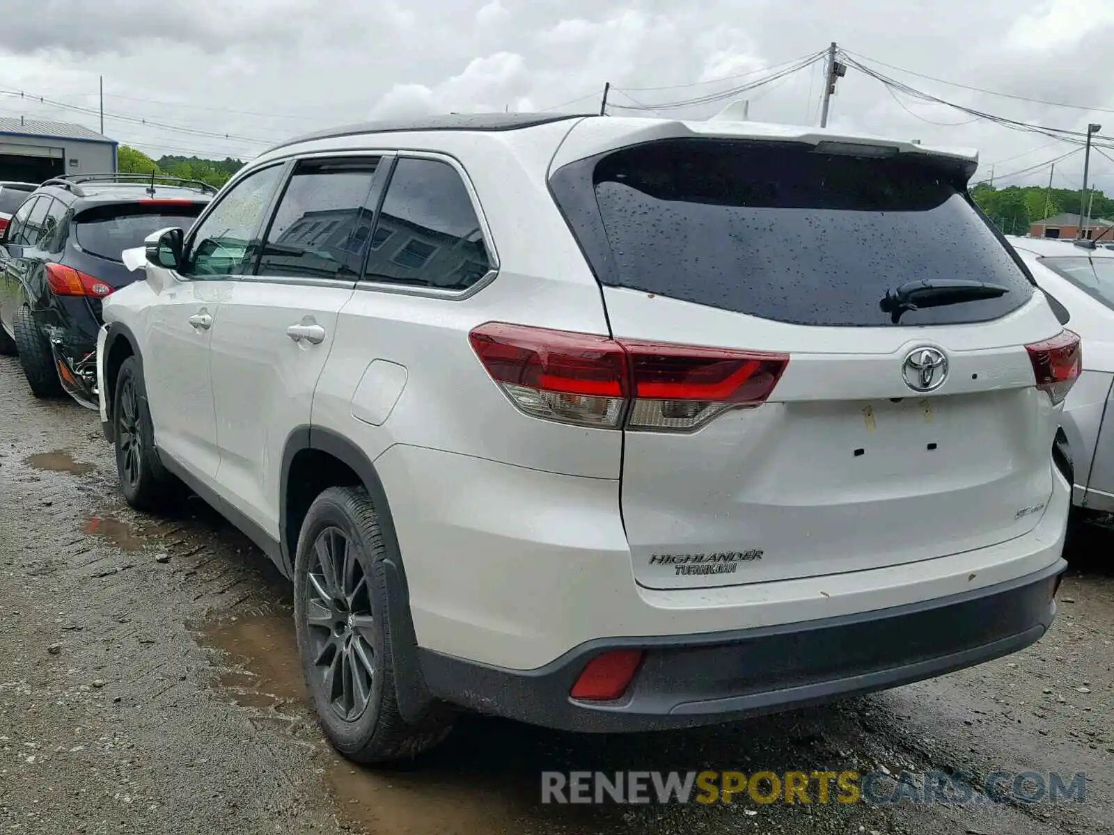 3 Photograph of a damaged car 5TDJZRFH5KS951922 TOYOTA HIGHLANDER 2019