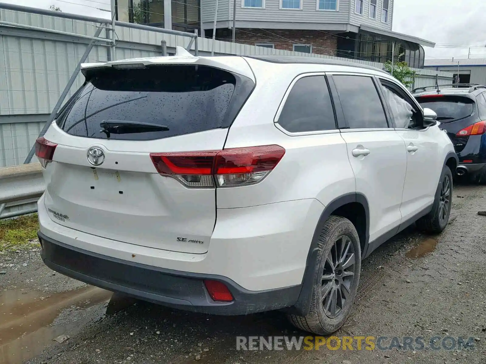 4 Photograph of a damaged car 5TDJZRFH5KS951922 TOYOTA HIGHLANDER 2019