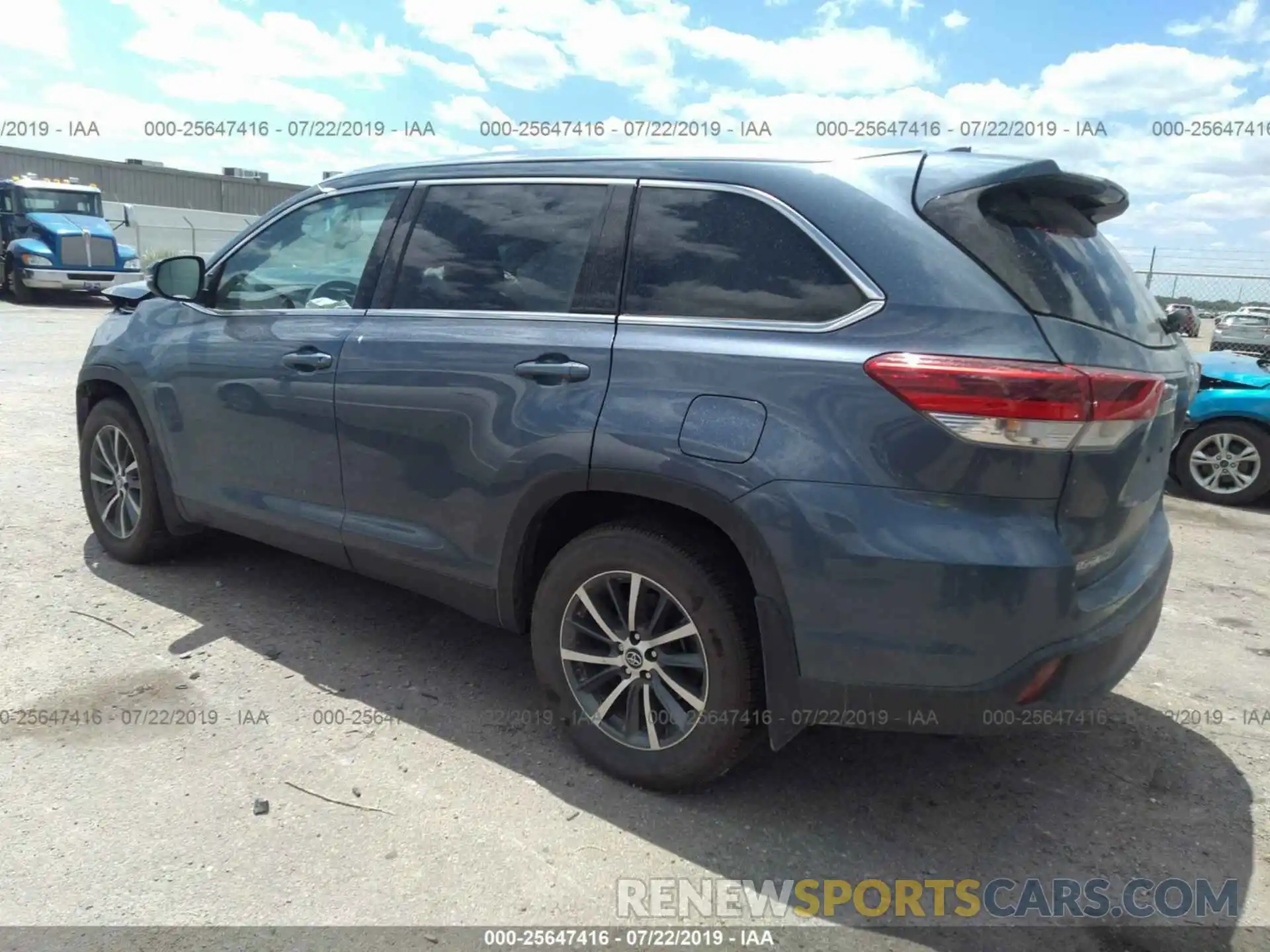 3 Photograph of a damaged car 5TDJZRFH5KS952715 TOYOTA HIGHLANDER 2019