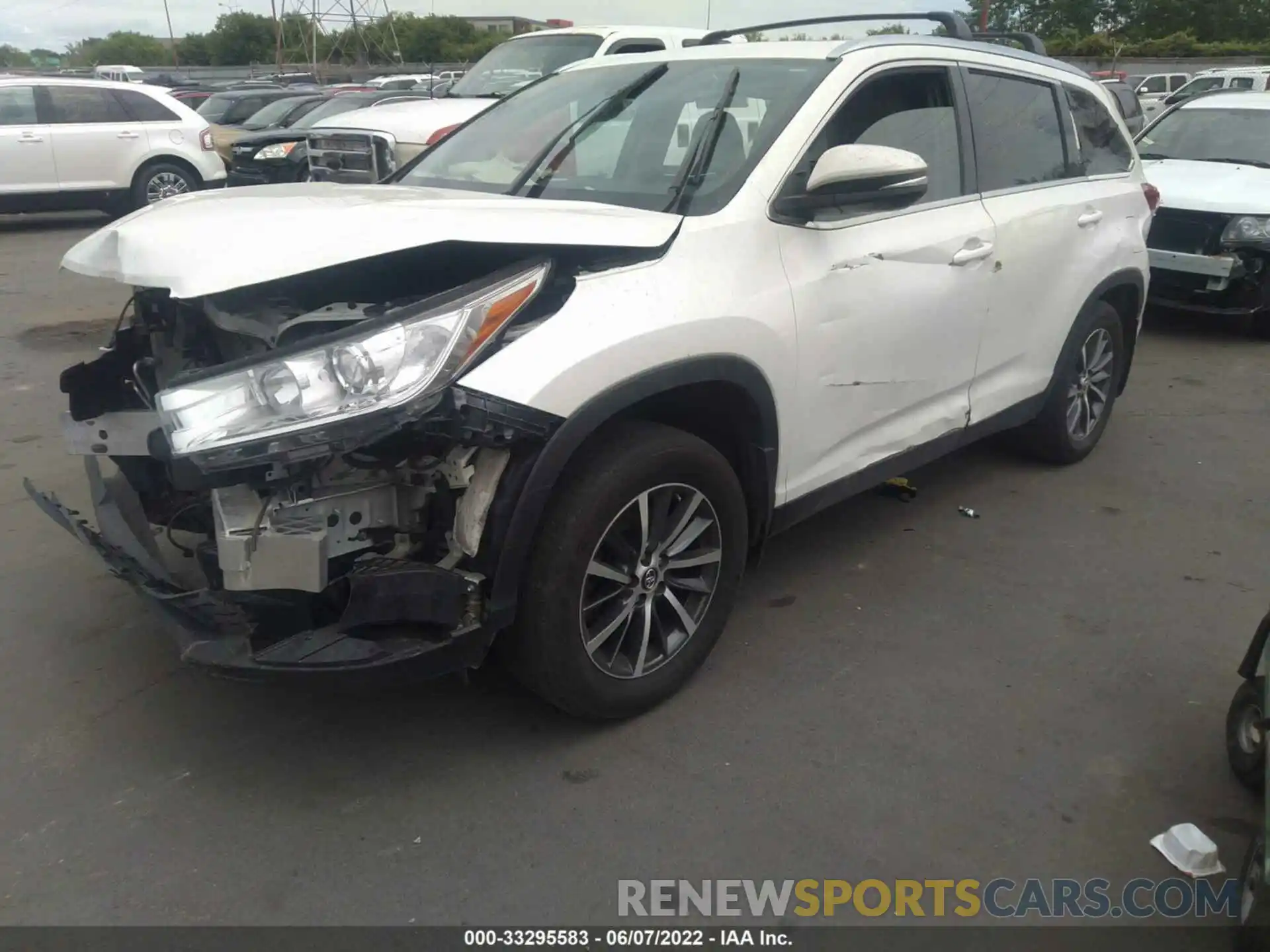 2 Photograph of a damaged car 5TDJZRFH5KS958773 TOYOTA HIGHLANDER 2019