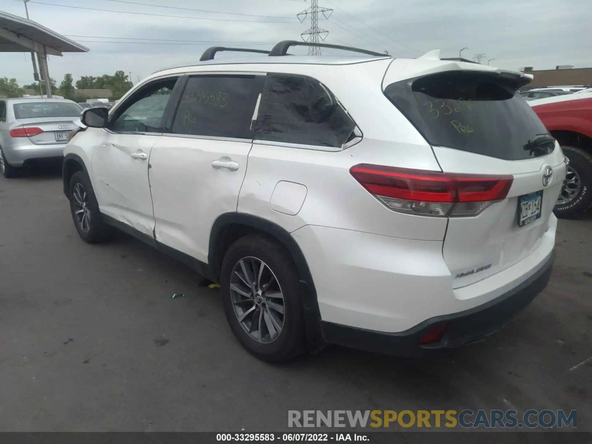 3 Photograph of a damaged car 5TDJZRFH5KS958773 TOYOTA HIGHLANDER 2019