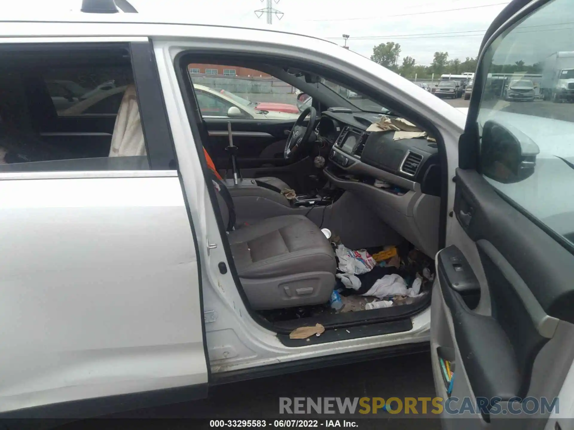 5 Photograph of a damaged car 5TDJZRFH5KS958773 TOYOTA HIGHLANDER 2019