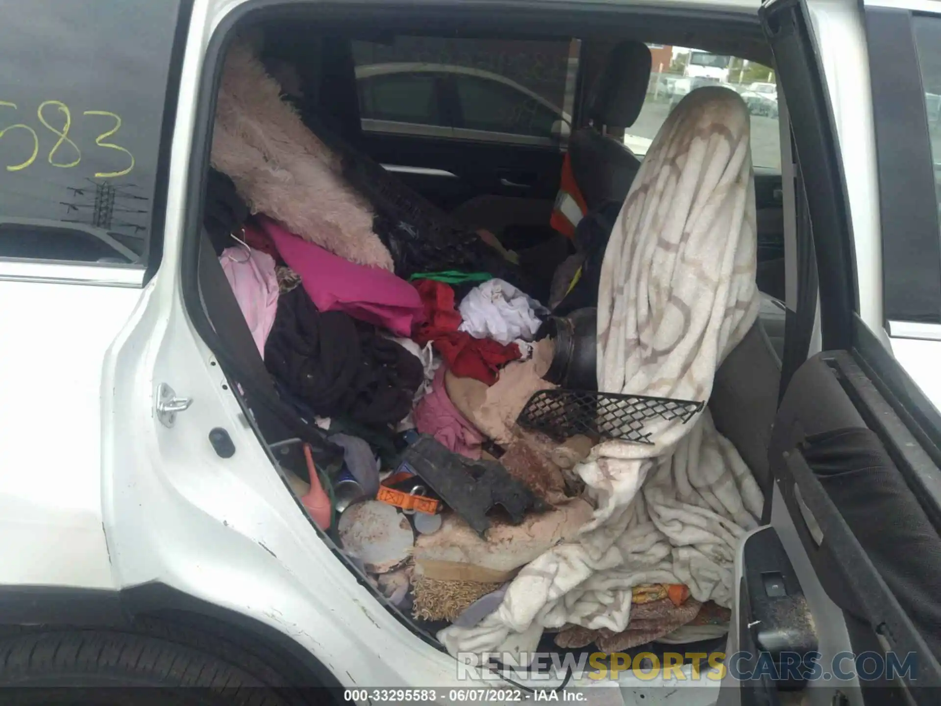 8 Photograph of a damaged car 5TDJZRFH5KS958773 TOYOTA HIGHLANDER 2019